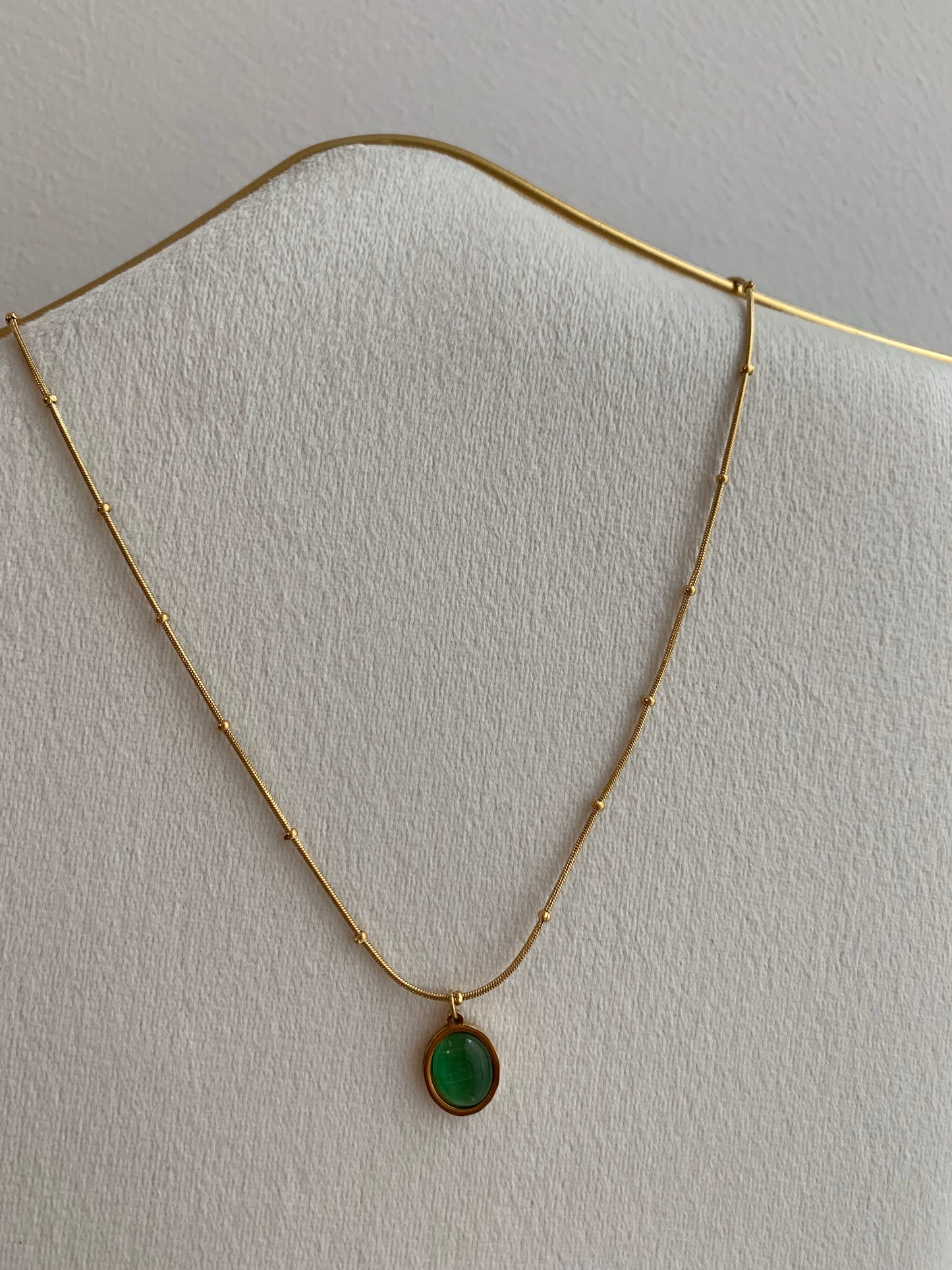 エメラルドとオパールのネックレス、ゴールドフレーム付き