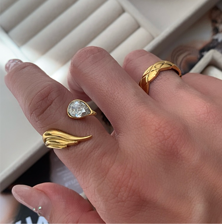 Elegante anillo dorado con detalle de cristal en forma de gota y alas de ángel 1pcs - Richesse accesorios