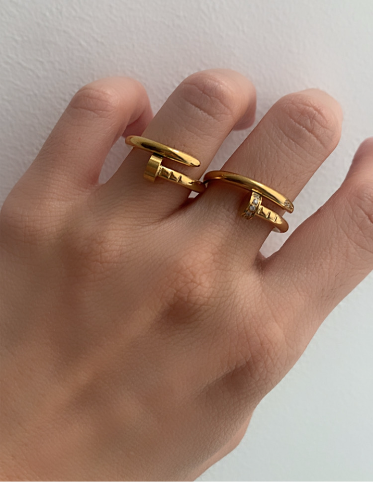 Anillo con incrustaciones de diamantes en forma de clavo AAA+ - Richesse Jewels