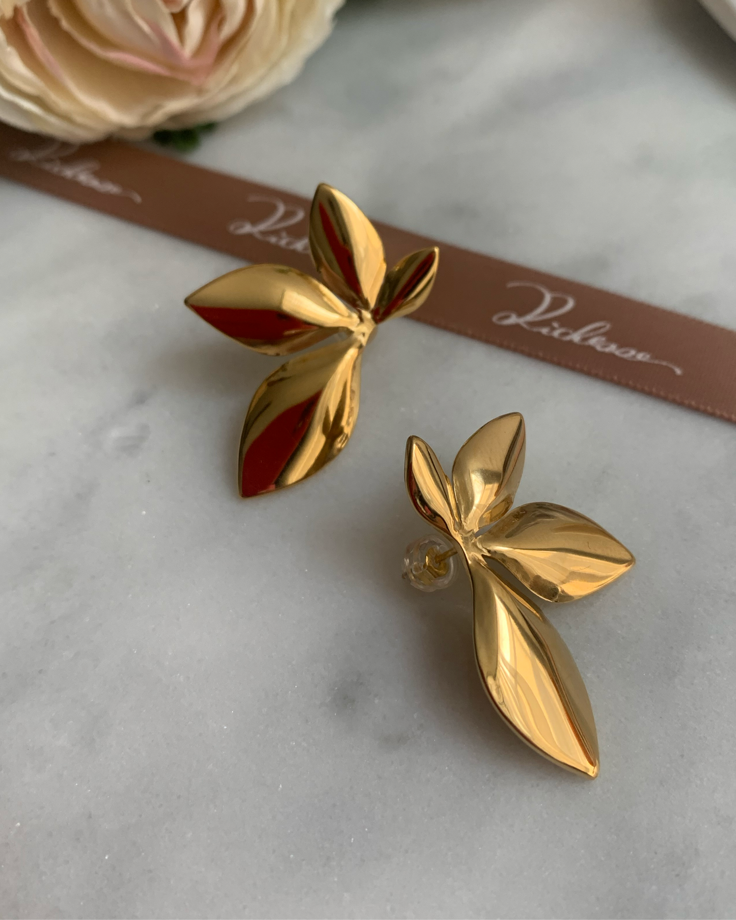 Aretes Elena con Medio Pétalo - Richesse Jewels
