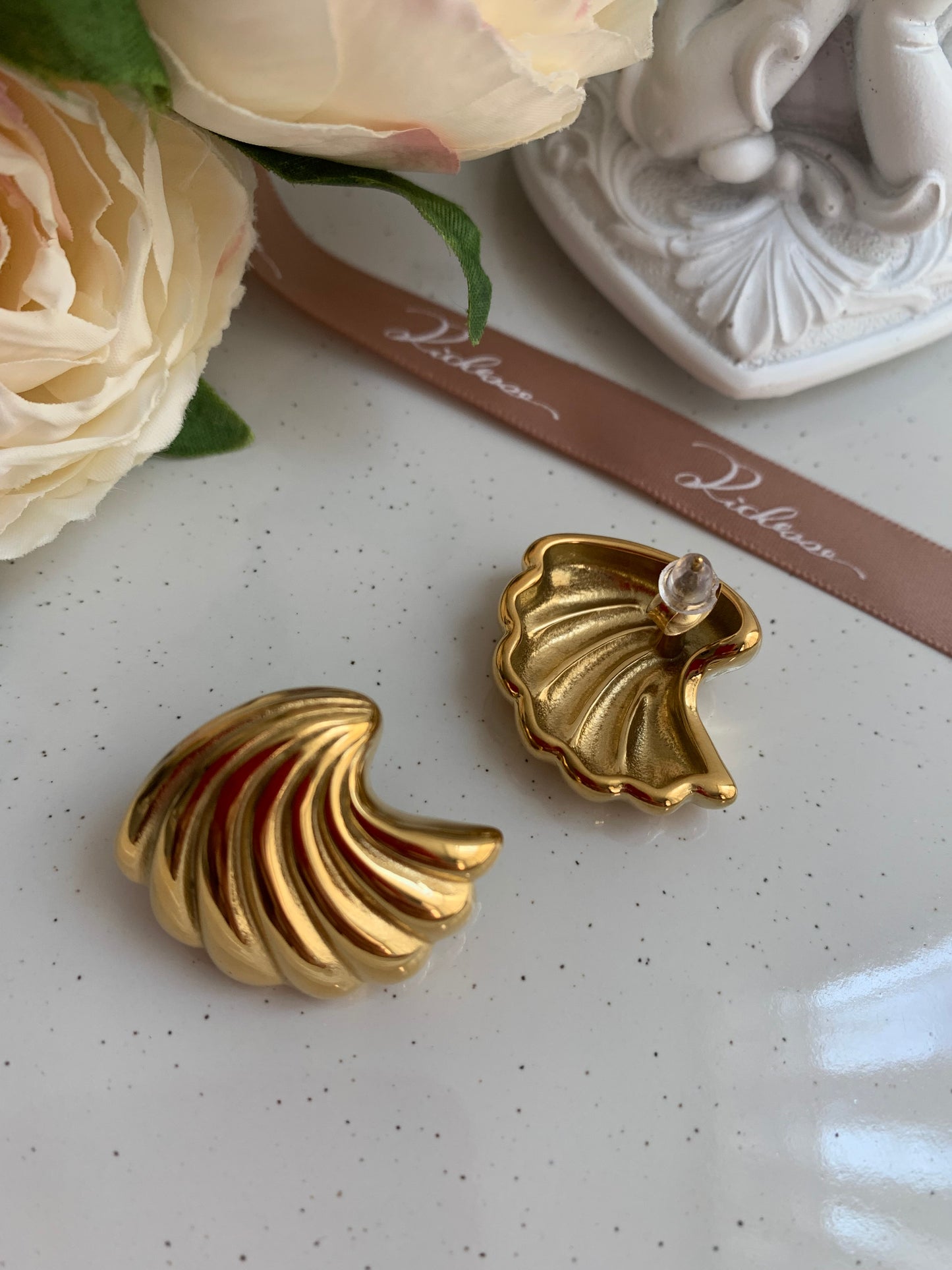 Aretes con diseño de concha a la moda. - Richesse Jewels