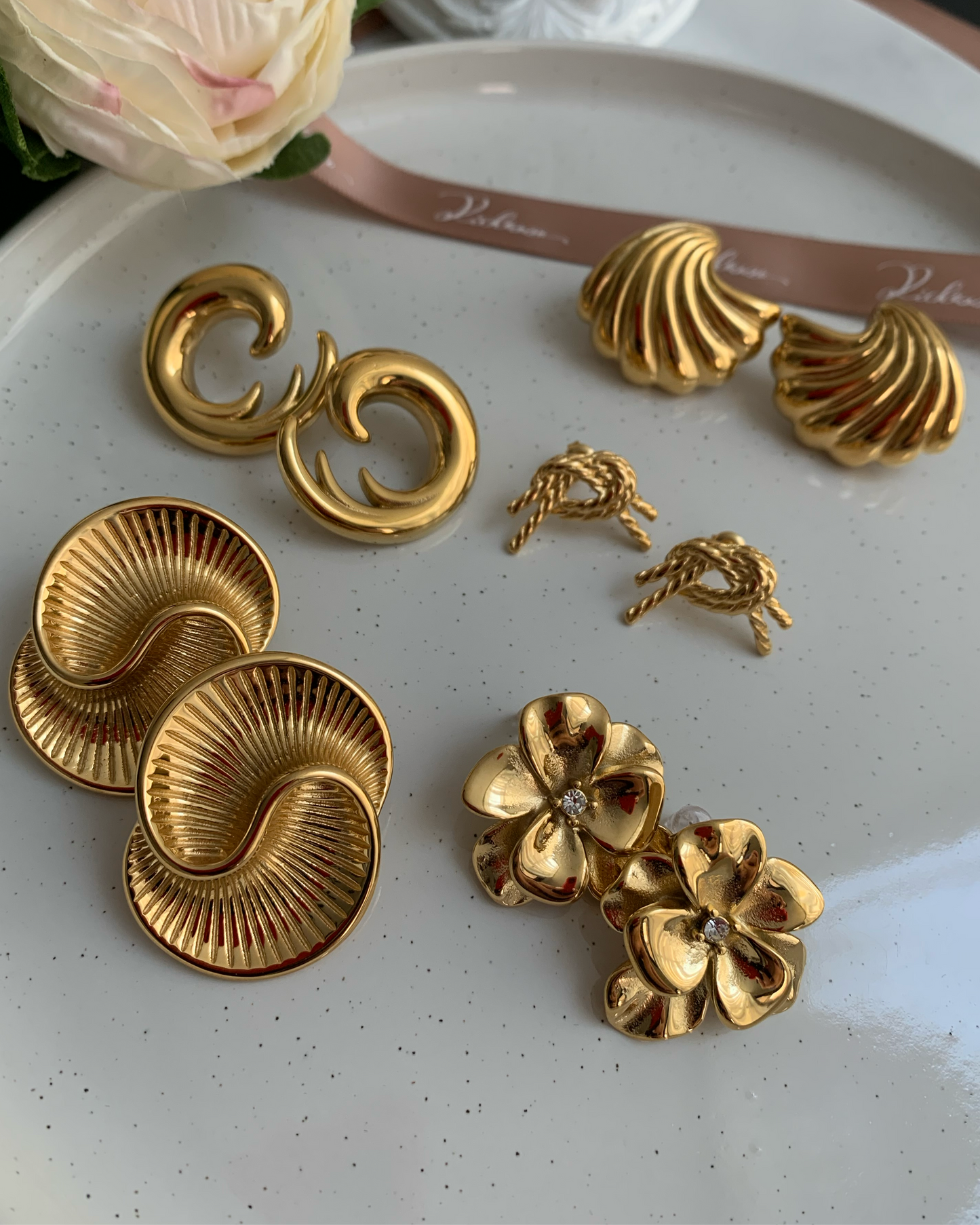 Aretes con diseño de flor de dos capas. - Richesse Jewels