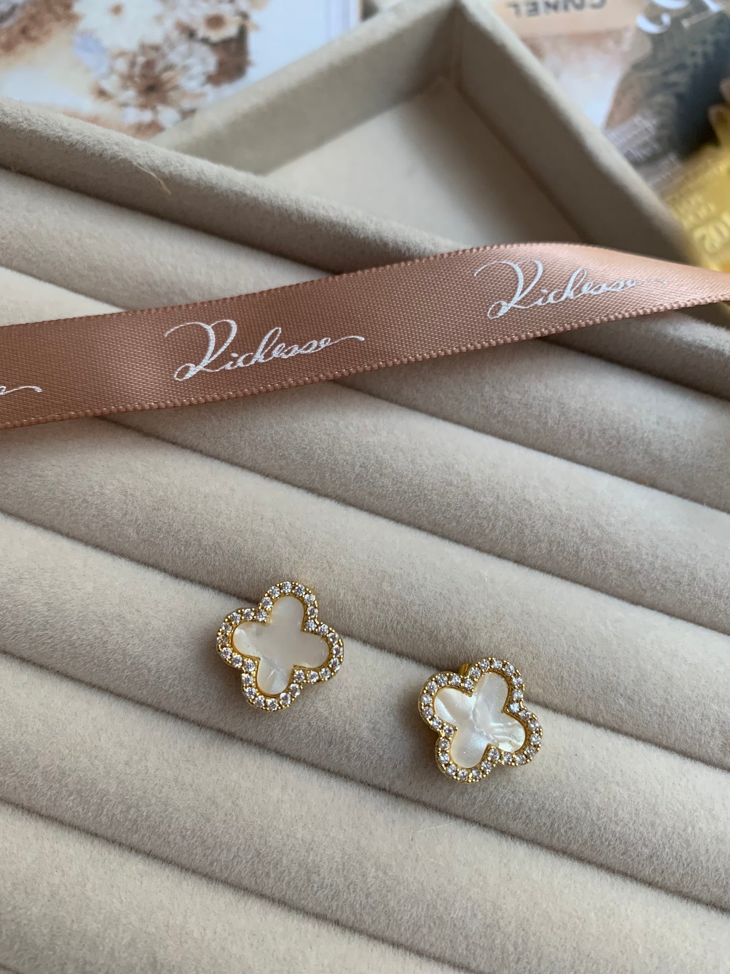Aretes de trébol de cuatro hojas con nácar blanco - Richesse Jewels