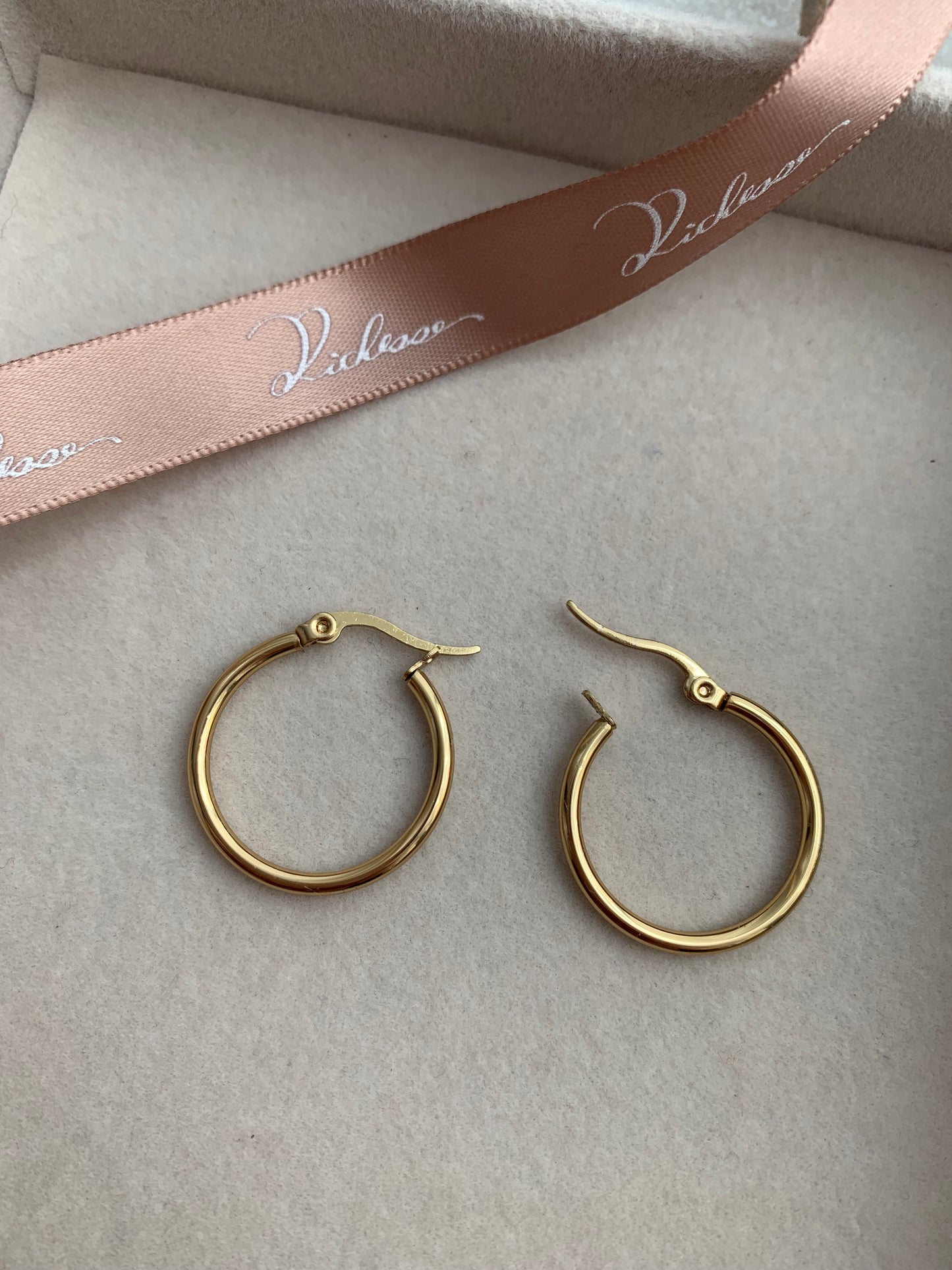 Hoops(23mm) Debe comprarse junto con los charms. - Richesse Jewels
