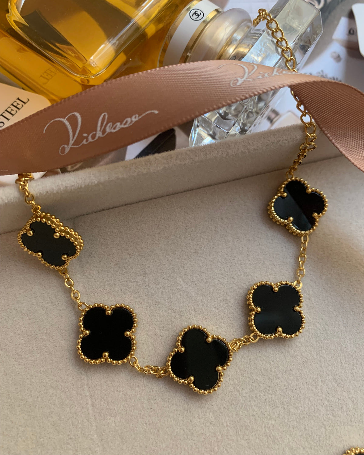 Pulsera Aphrodite Trébol de Cuatro Hojas con Concha Negra 1pcs - Richesse Jewels