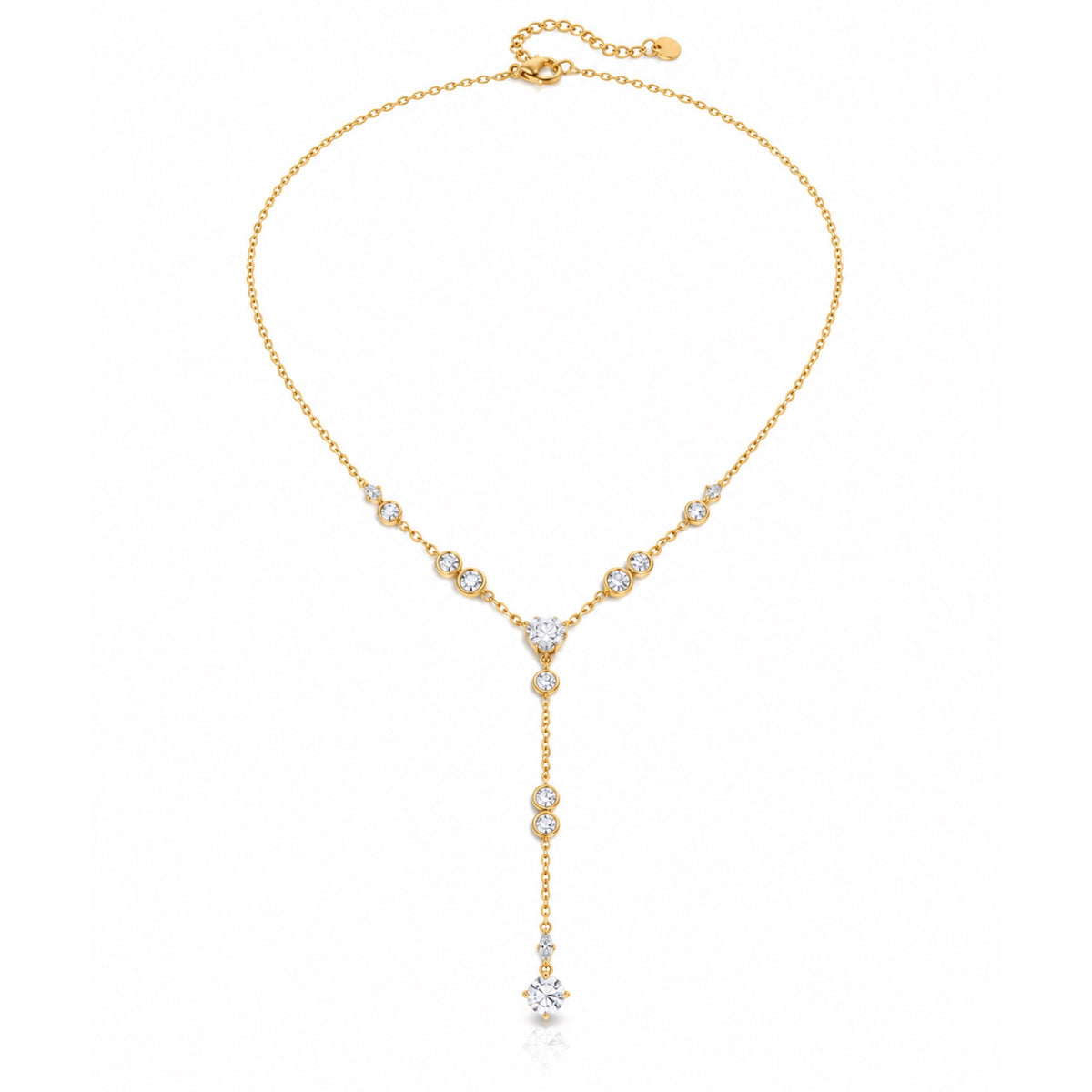 Collar en Y en tono dorado con zirconia central en forma de corazón, piedras redondas y caída colgante sobre fondo blanco.