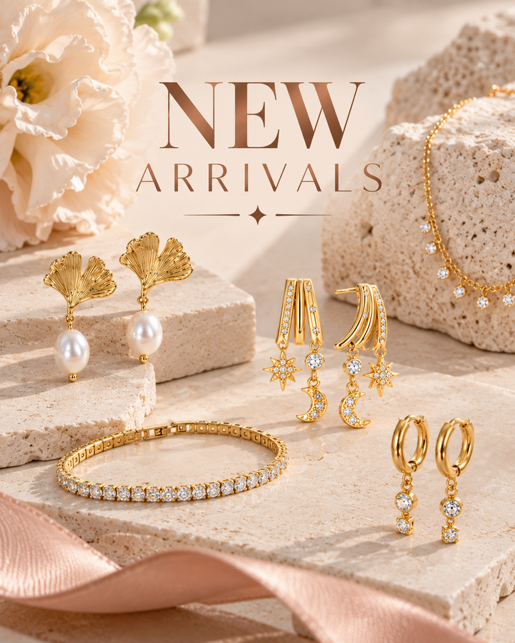 Colección New Arrivals de Richesse Jewels con aretes dorados, pulsera de zirconias y joyas sobre fondo beige.