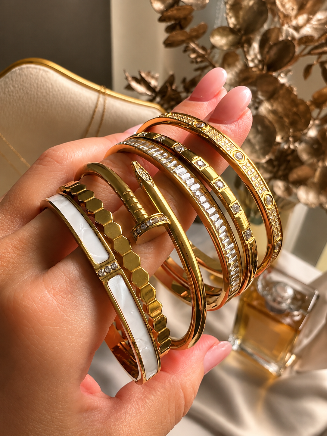 Pulseras doradas para mujer con zirconias y diseños modernos de Richesse Jewels.
