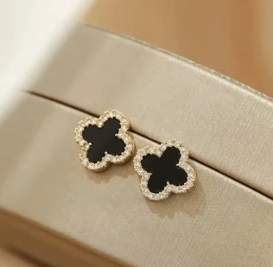 Four-leaf clover earrings with black mother-of-pearl
