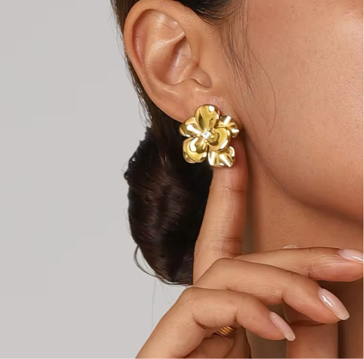 Aretes con diseño de flor de dos capas. - Richesse accesorios