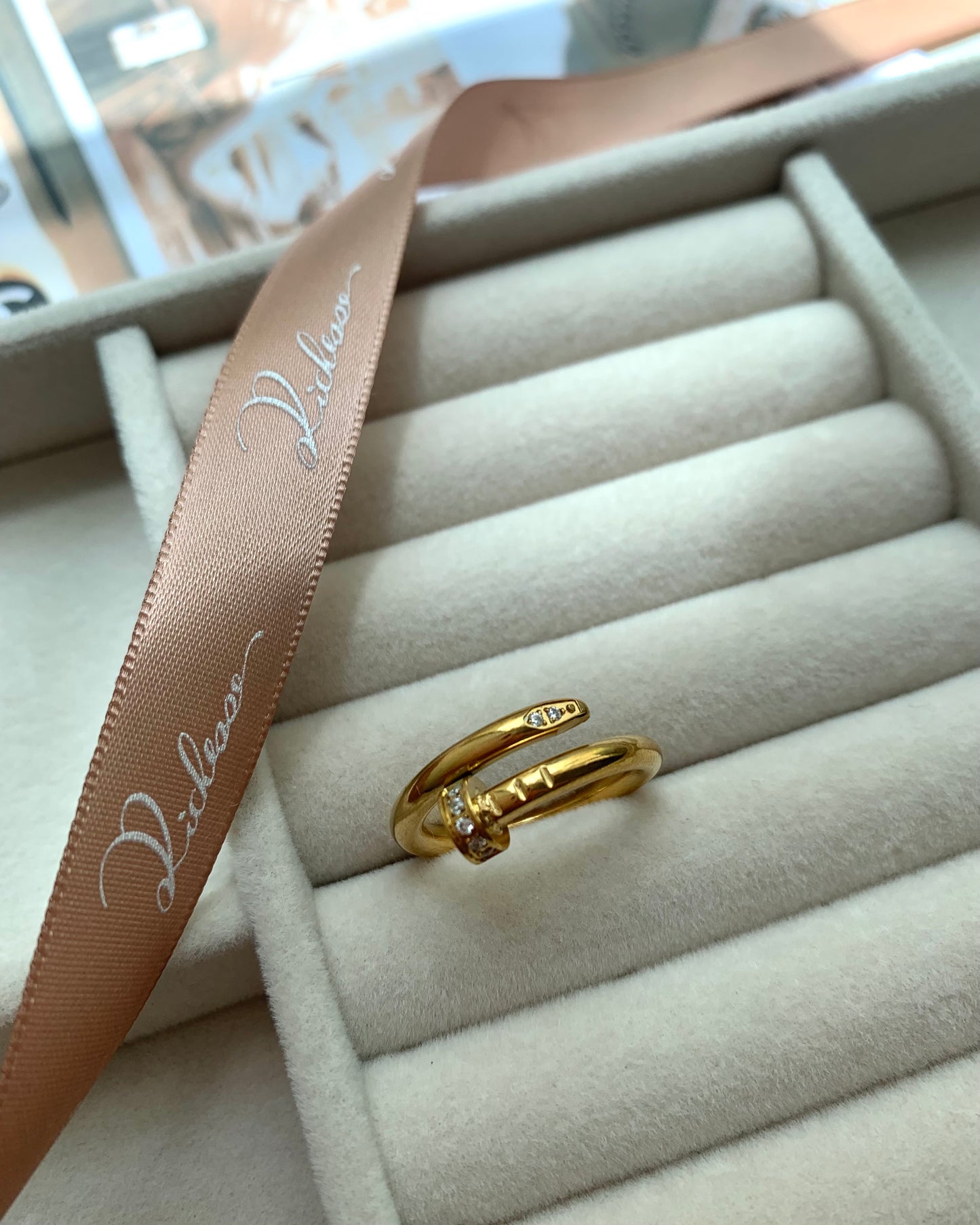 Anillo con incrustaciones de diamantes en forma de clavo AAA+ - Richesse Jewels