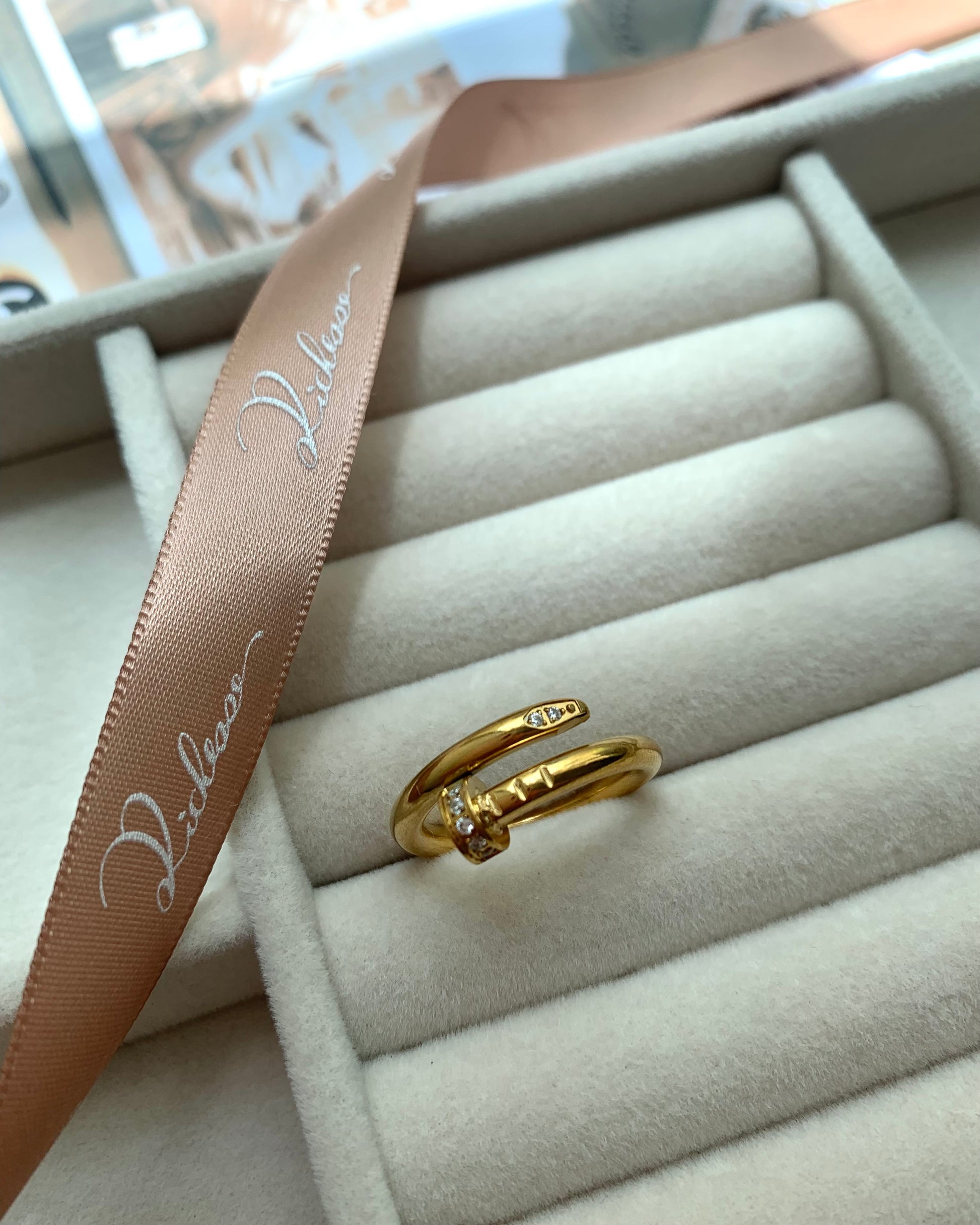 Anillo con incrustaciones de diamantes en forma de clavo AAA+ - Richesse Jewels