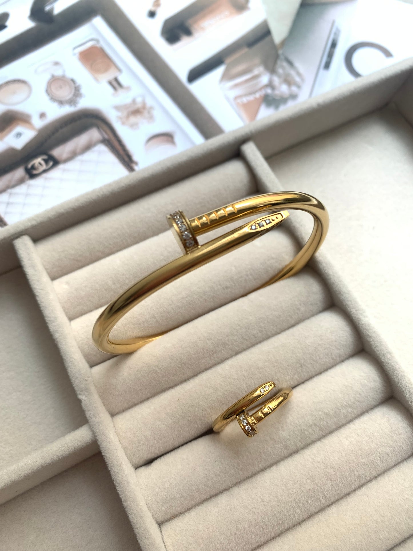 Anillo con incrustaciones de diamantes en forma de clavo AAA+ - Richesse Jewels