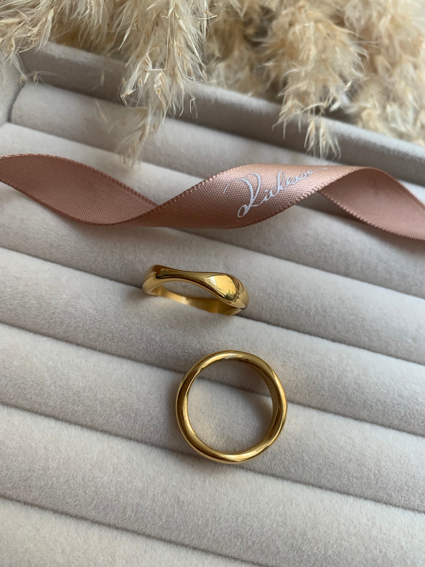 Anillo de estilo minimalista con forma de ola - Richesse Jewels