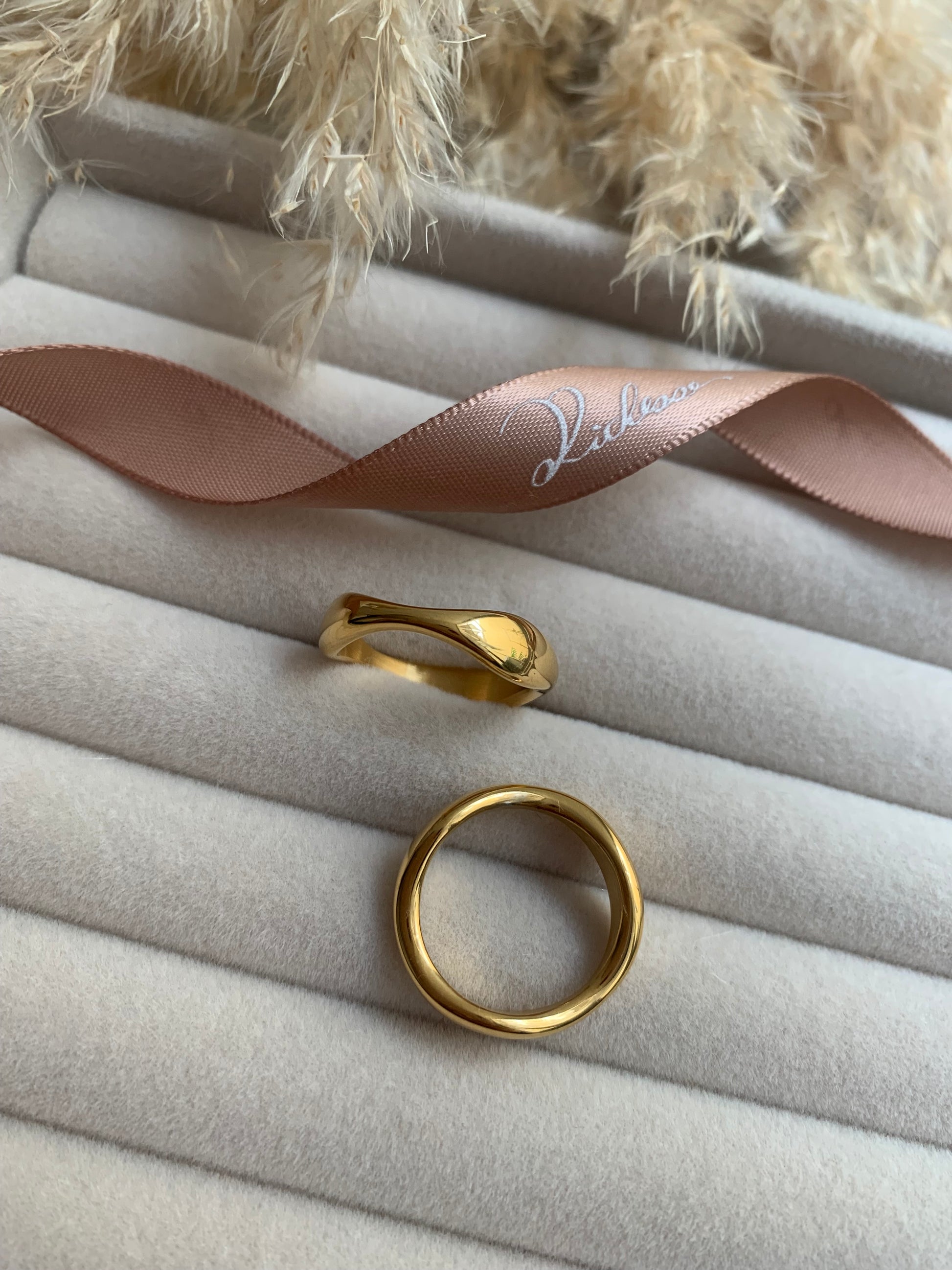 Anillo de estilo minimalista con forma de ola - Richesse Jewels