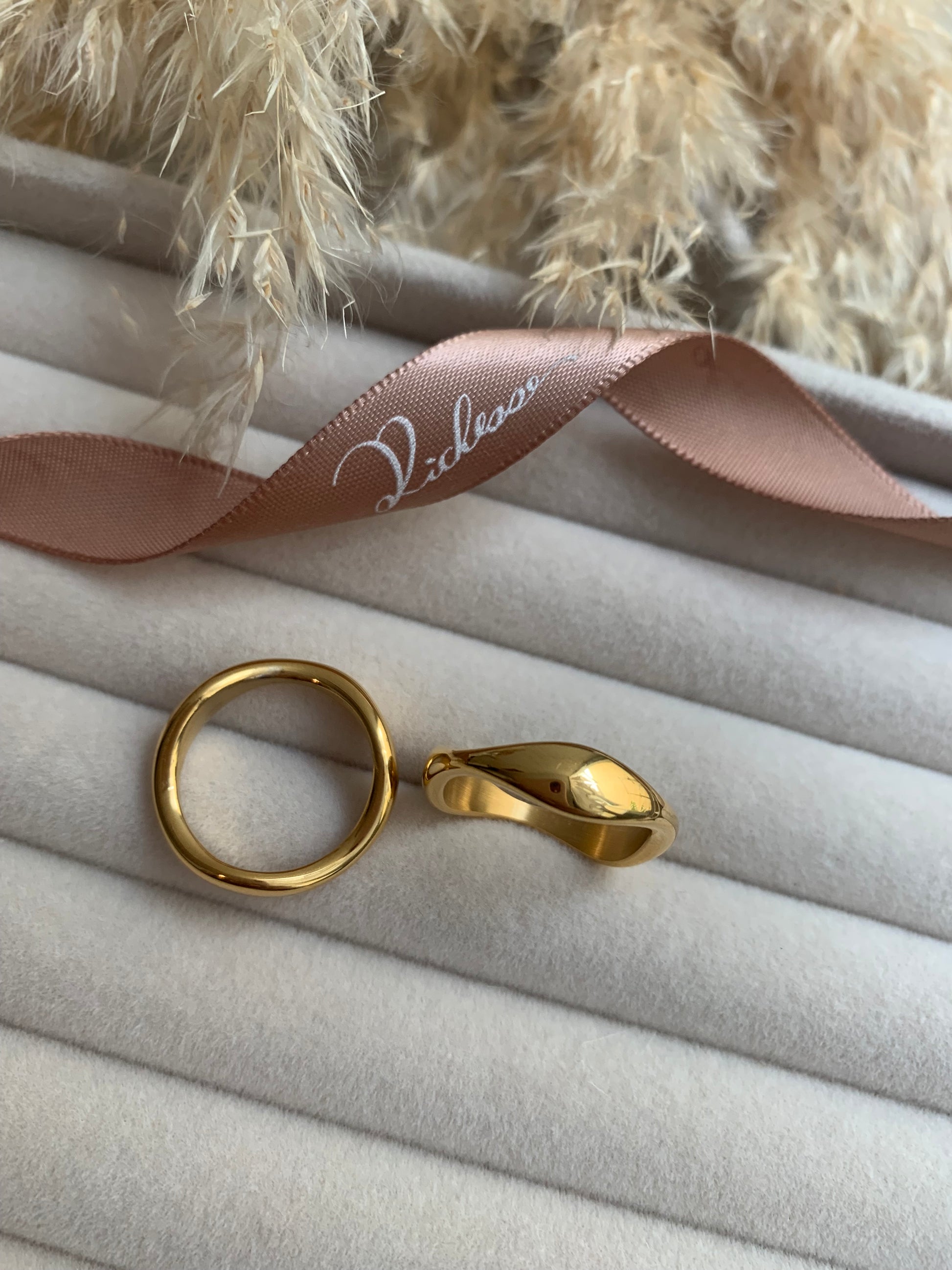 Anillo de estilo minimalista con forma de ola - Richesse Jewels