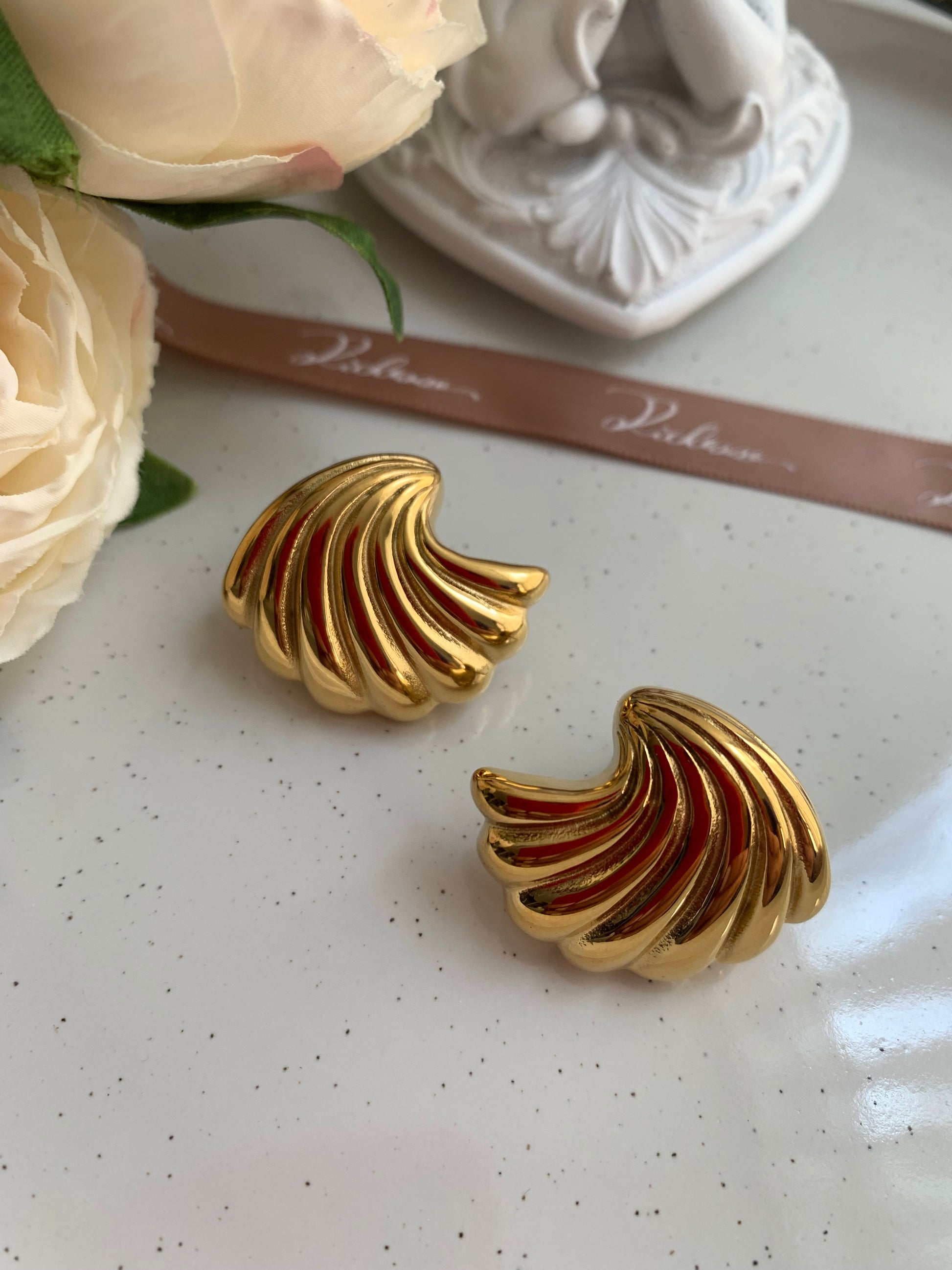 Aretes con diseño de concha a la moda. - Richesse Jewels