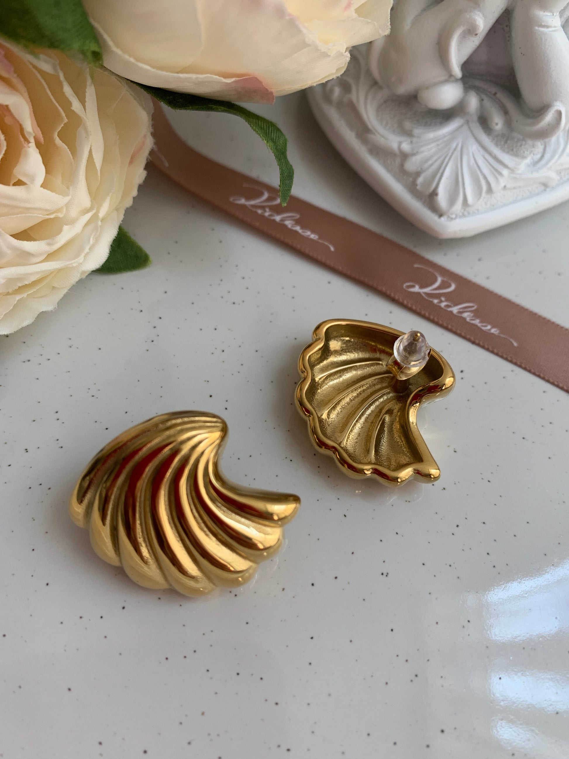 Aretes con diseño de concha a la moda. - Richesse Jewels