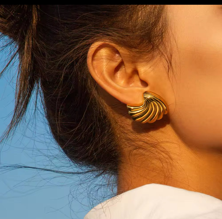 Aretes con diseño de concha a la moda. - Richesse Jewels