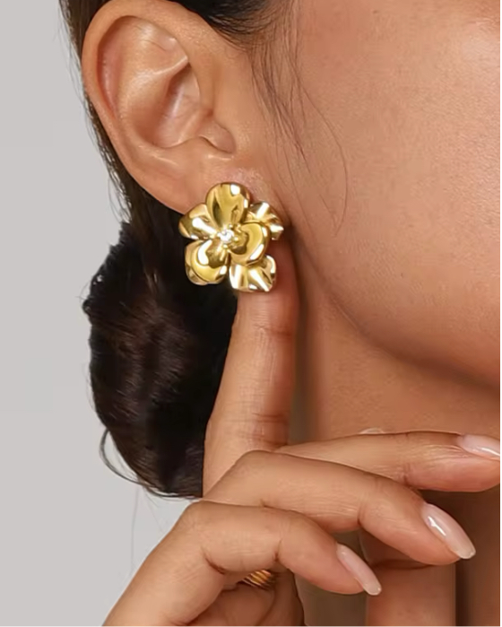 Aretes con diseño de flor de dos capas. - Richesse Jewels