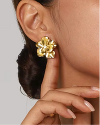 Aretes con diseño de flor de dos capas.