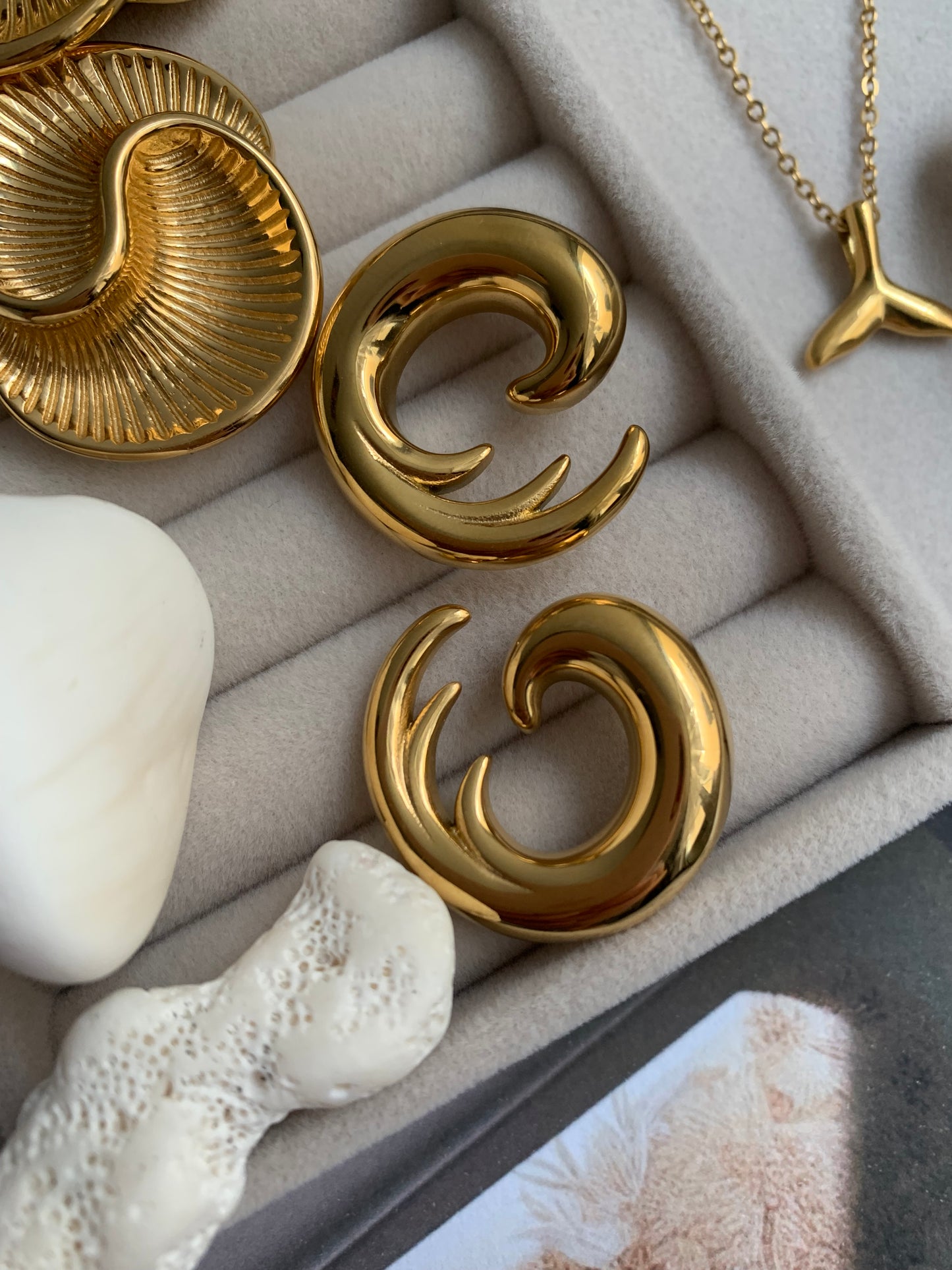 Aretes con diseño de olas a la moda - Richesse Jewels