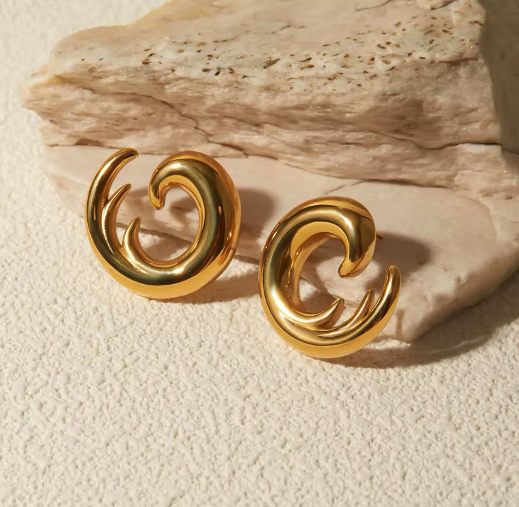Aretes con diseño de olas a la moda - Richesse Jewels