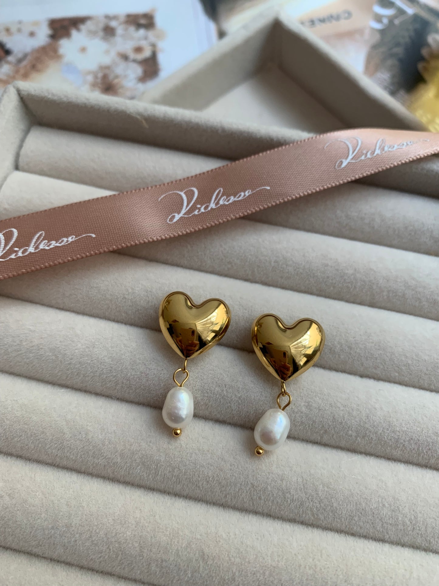 Aretes de corazón con colgante de perla - Richesse Jewels