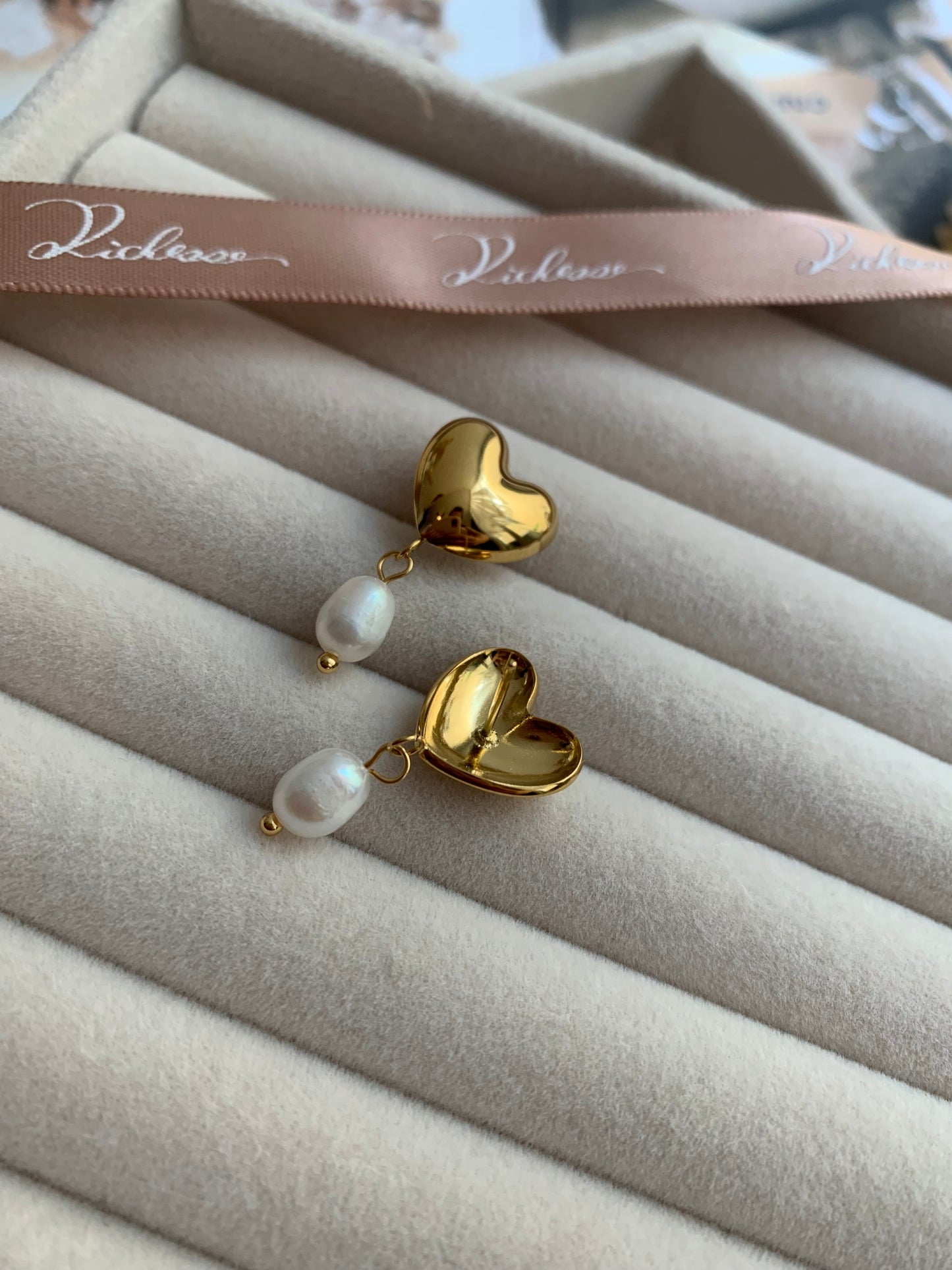 Aretes de corazón con colgante de perla - Richesse Jewels