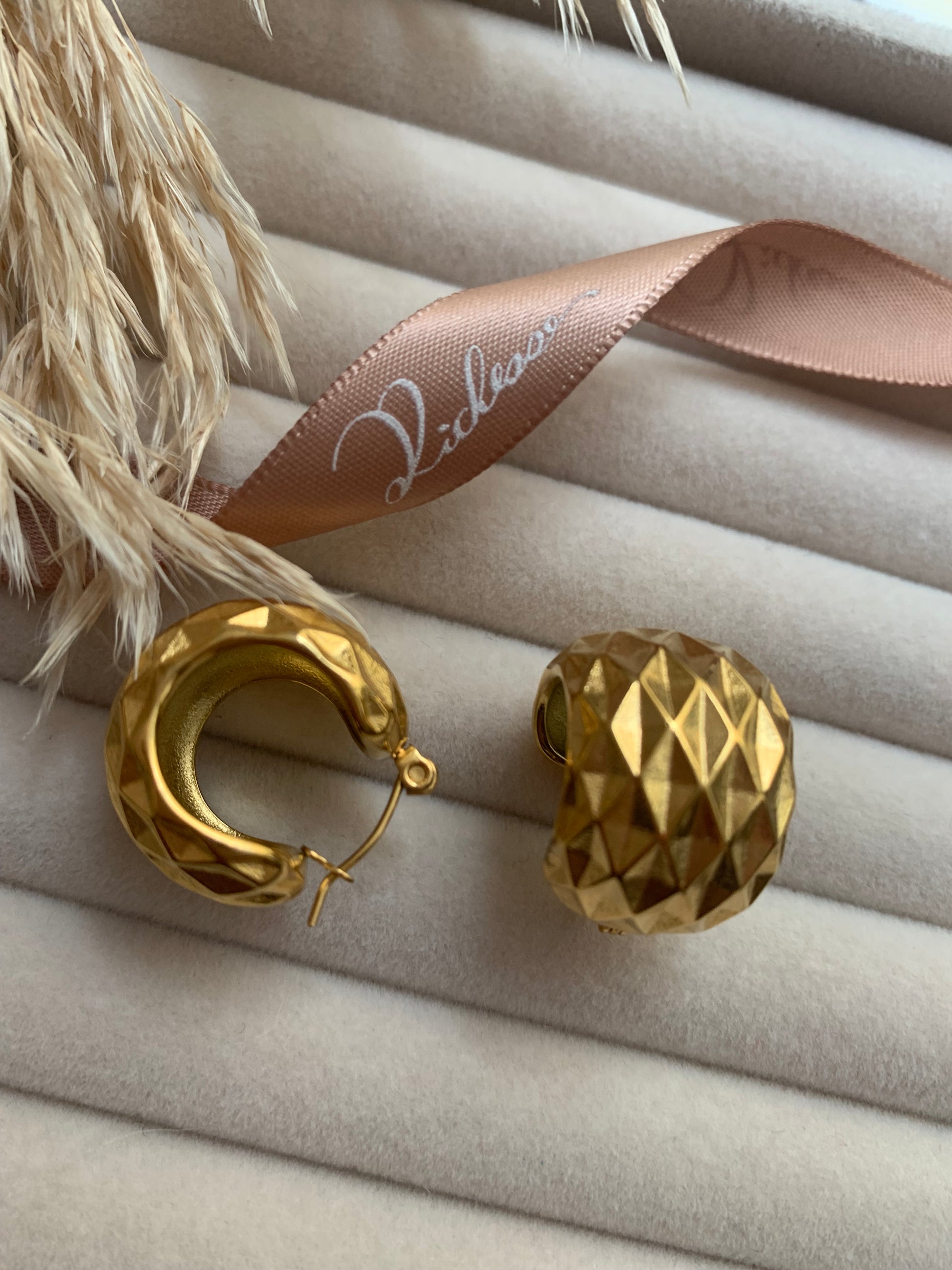 Aretes de diseño acolchado - Richesse Jewels