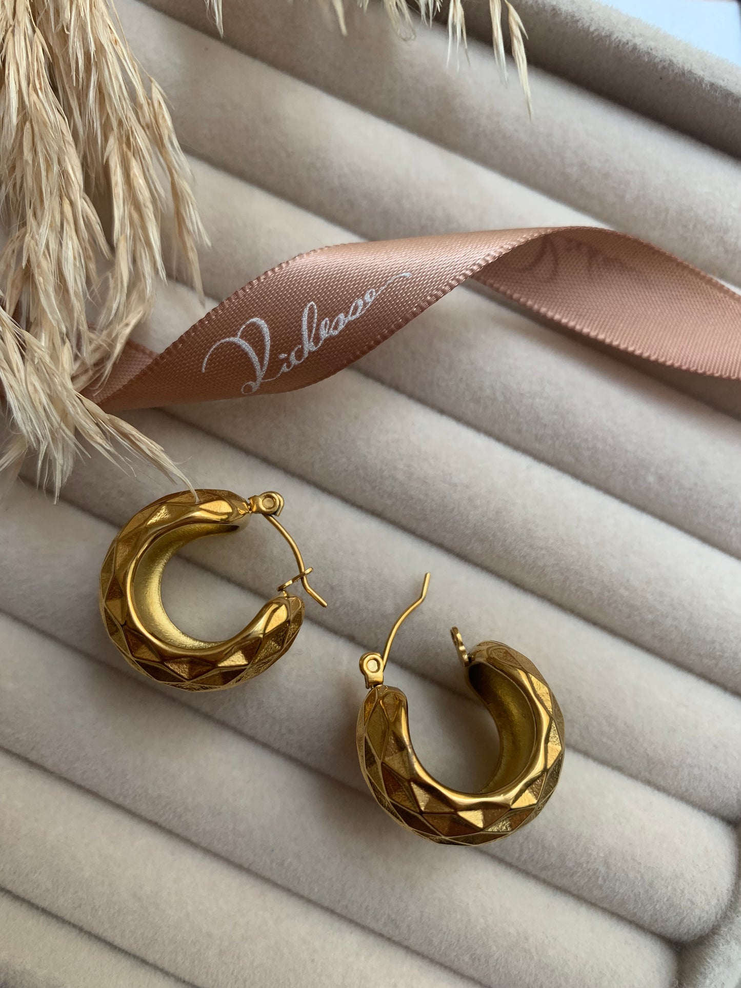 Aretes de diseño acolchado - Richesse Jewels