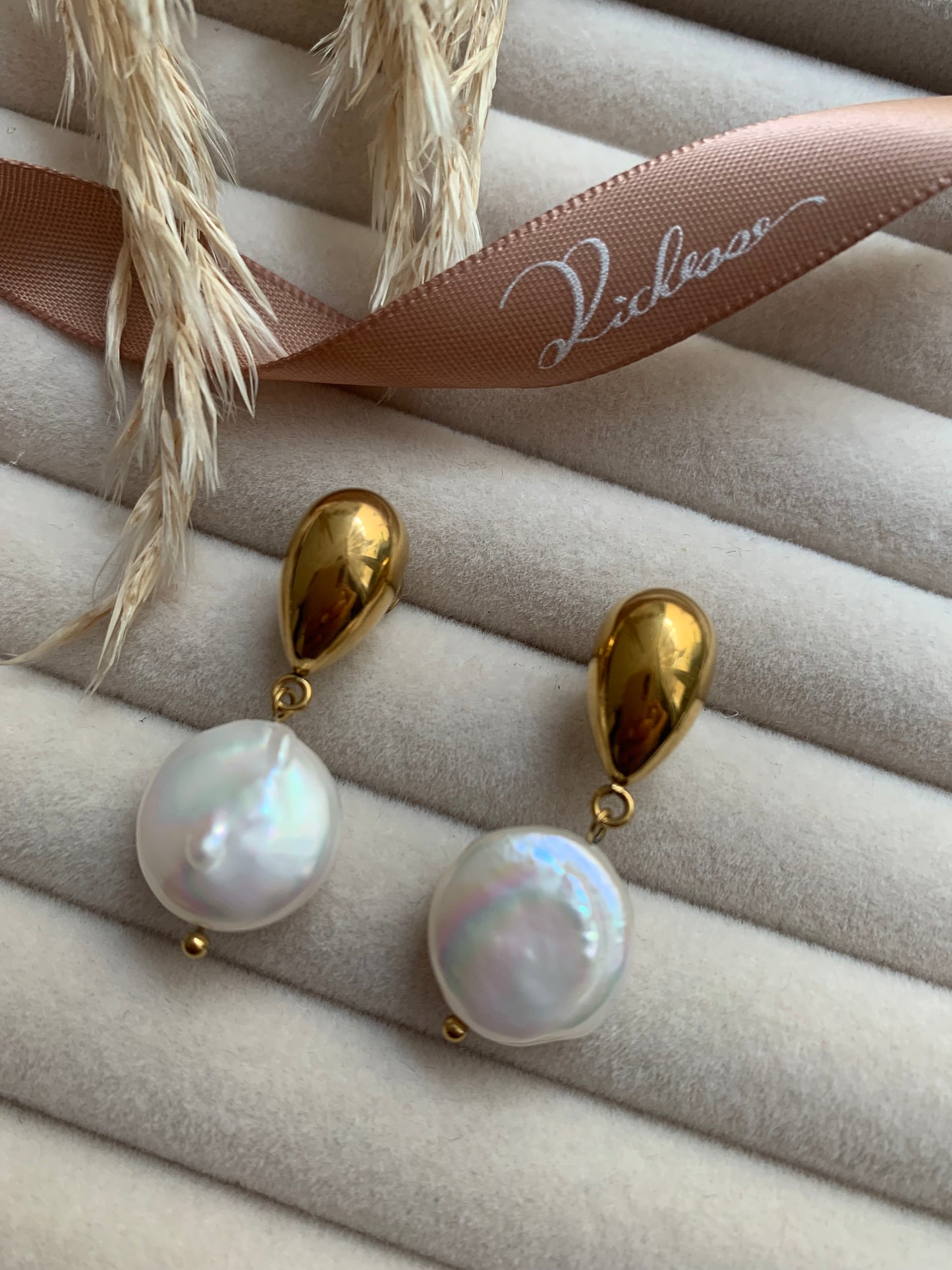 Aretes de perlas de diseño simple y elegante - Richesse Jewels