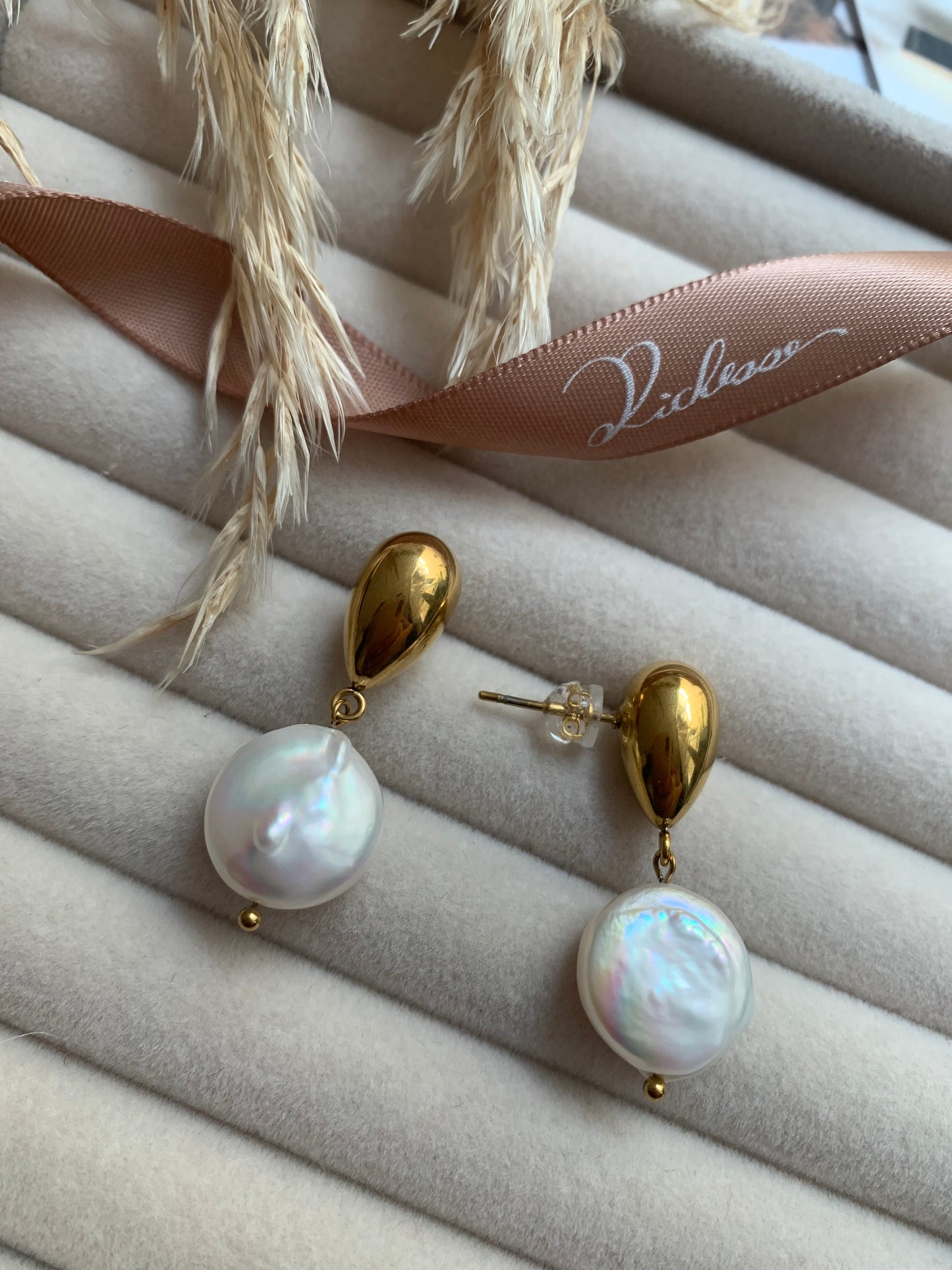 Aretes de perlas de diseño simple y elegante - Richesse Jewels