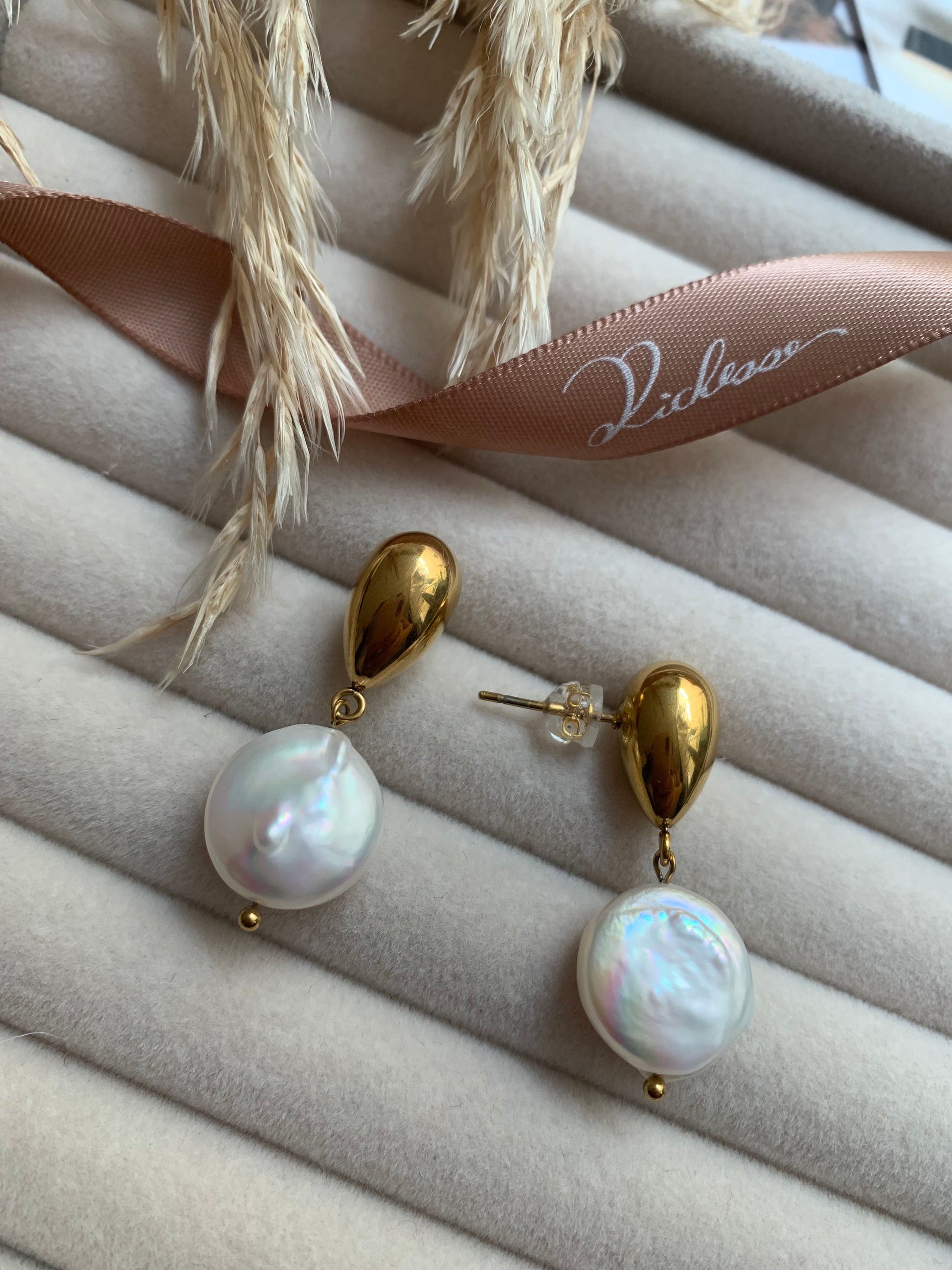 Aretes de perlas de diseño simple y elegante - Richesse Jewels