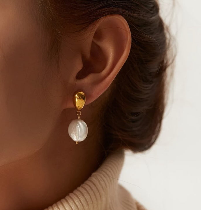 Aretes de perlas de diseño simple y elegante - Richesse Jewels