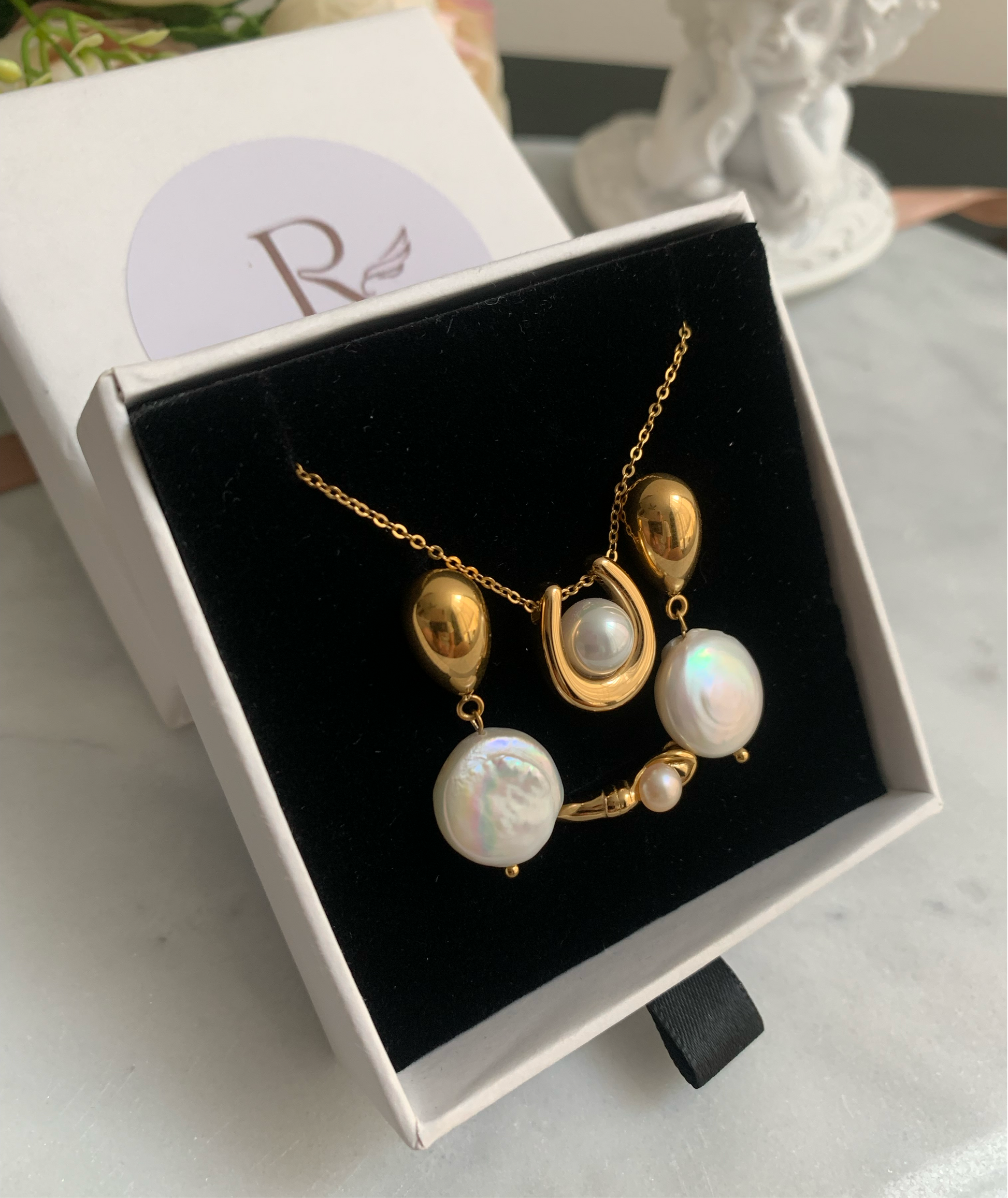 Aretes de perlas de diseño simple y elegante - Richesse Jewels