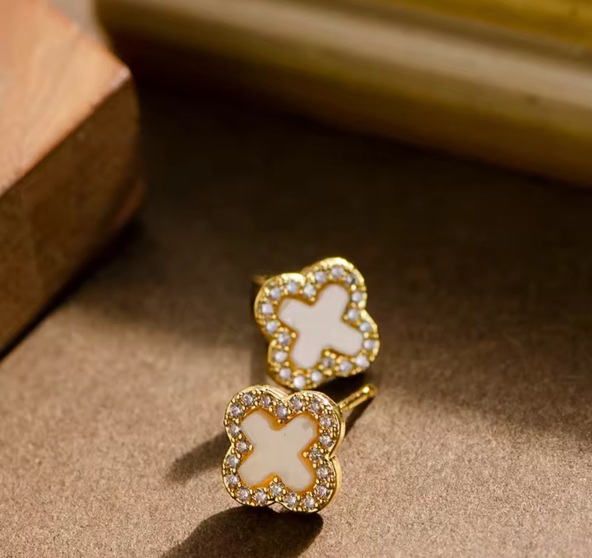 Aretes de trébol de cuatro hojas con nácar blanco - Richesse Jewels