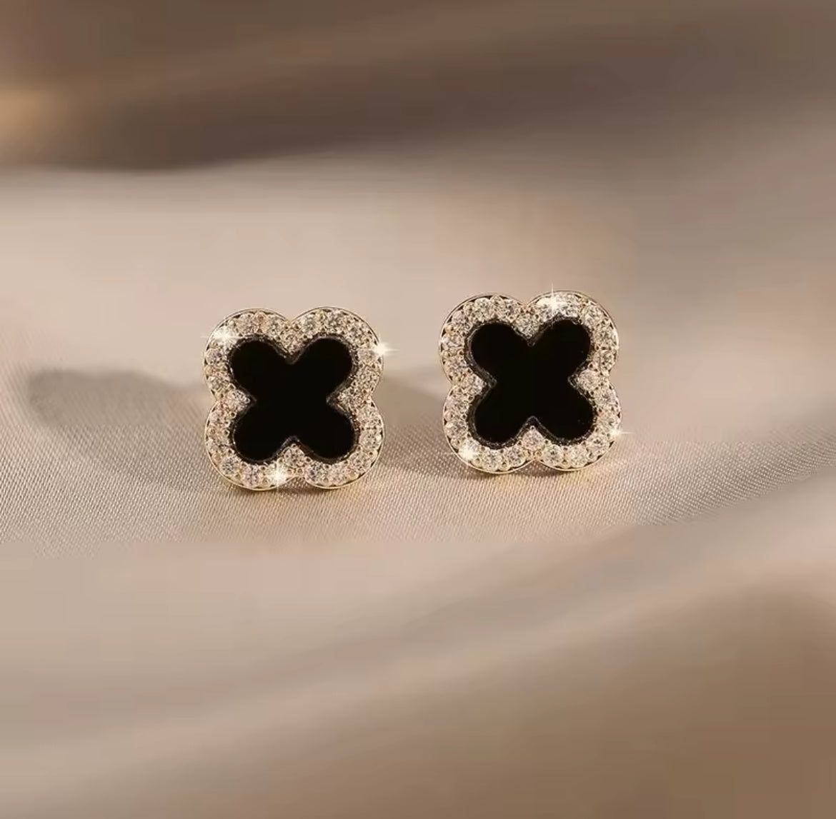 Aretes de trébol de cuatro hojas con nácar negro - Richesse Jewels