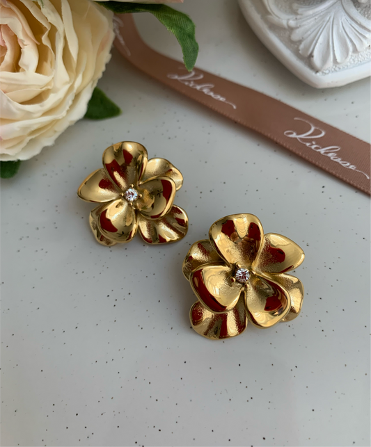 Aretes con diseño de flor de dos capas. - Richesse accesorios