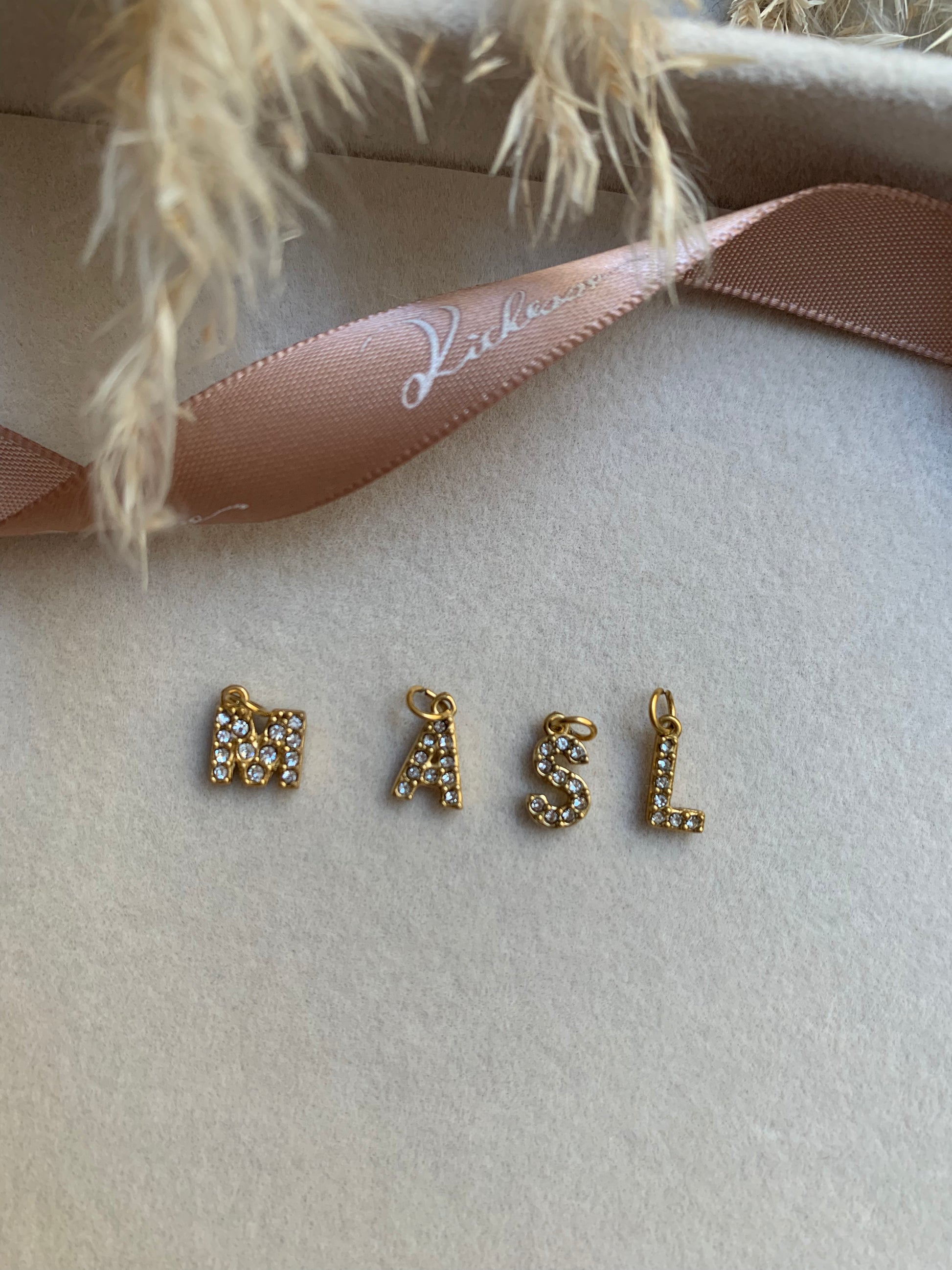 Charm//Letra de zirconia cúbica charm - Richesse Jewels