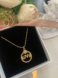 Collar con el texto “love”