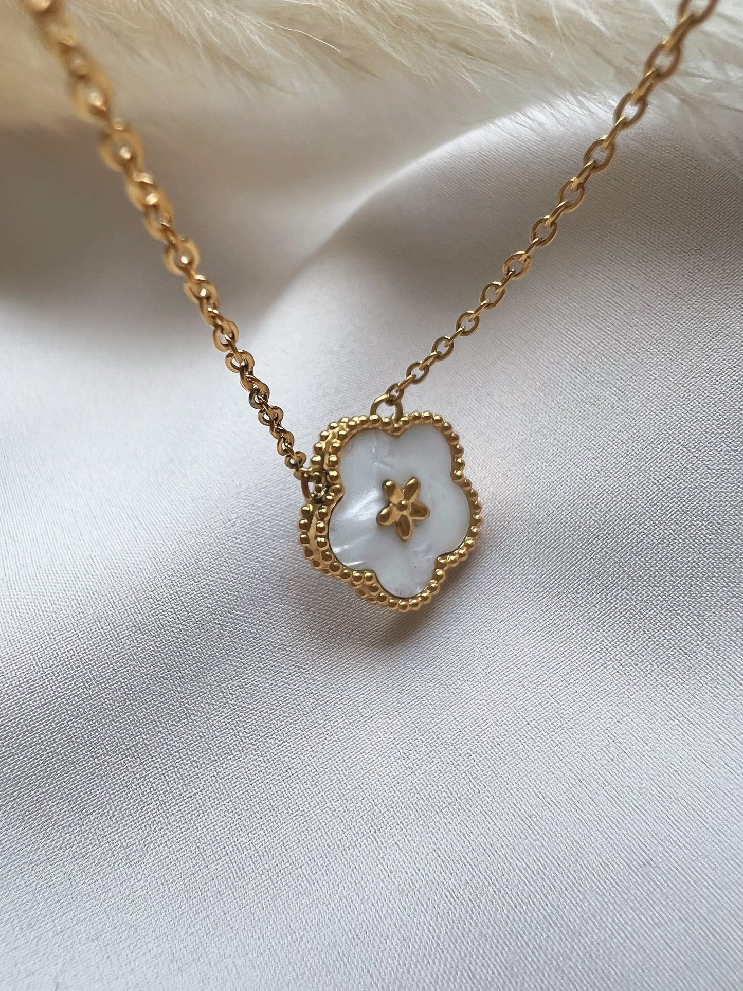 Collar de Flor de Ciruelo - Richesse Jewels