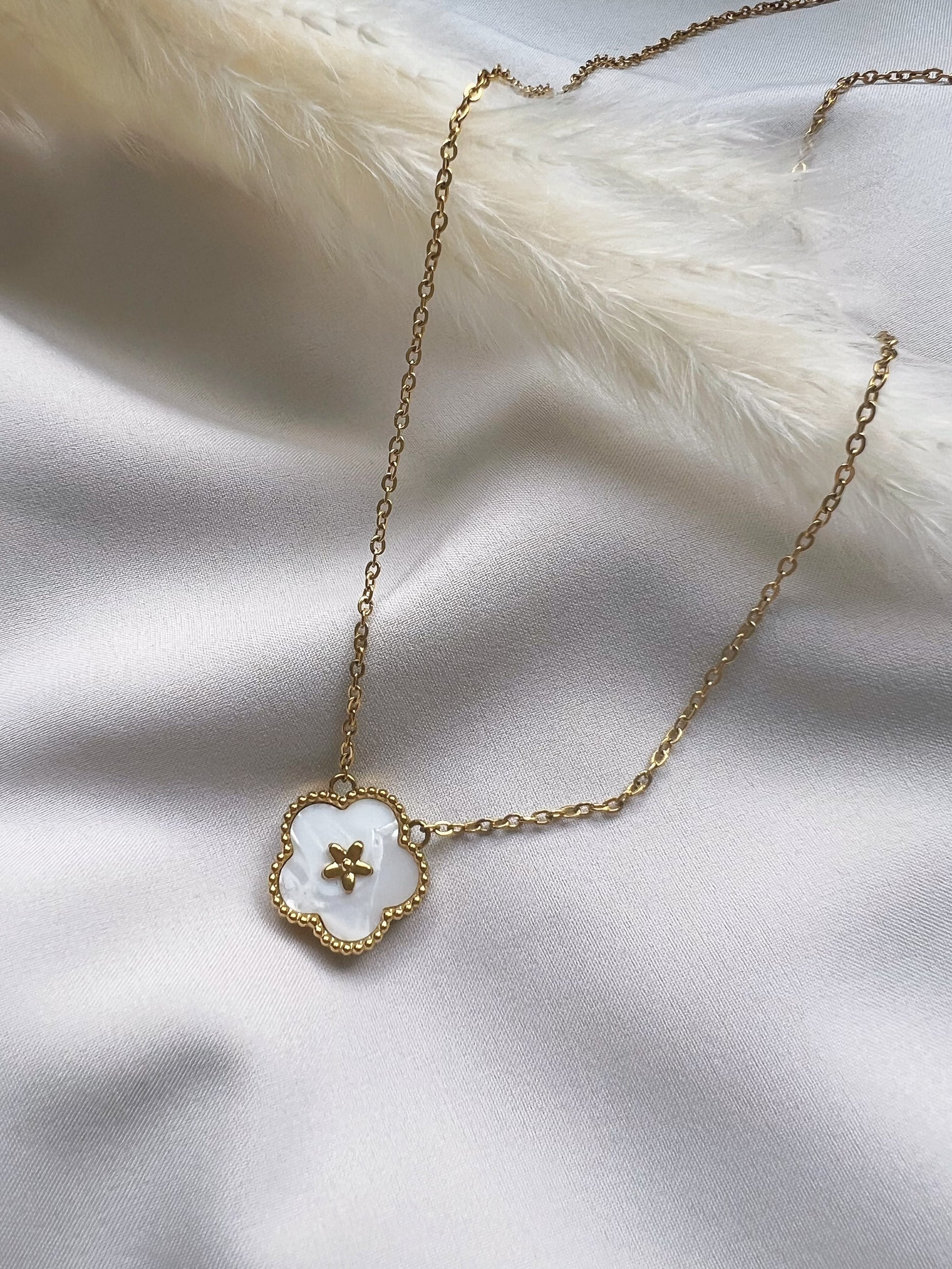 Collar de Flor de Ciruelo - Richesse Jewels