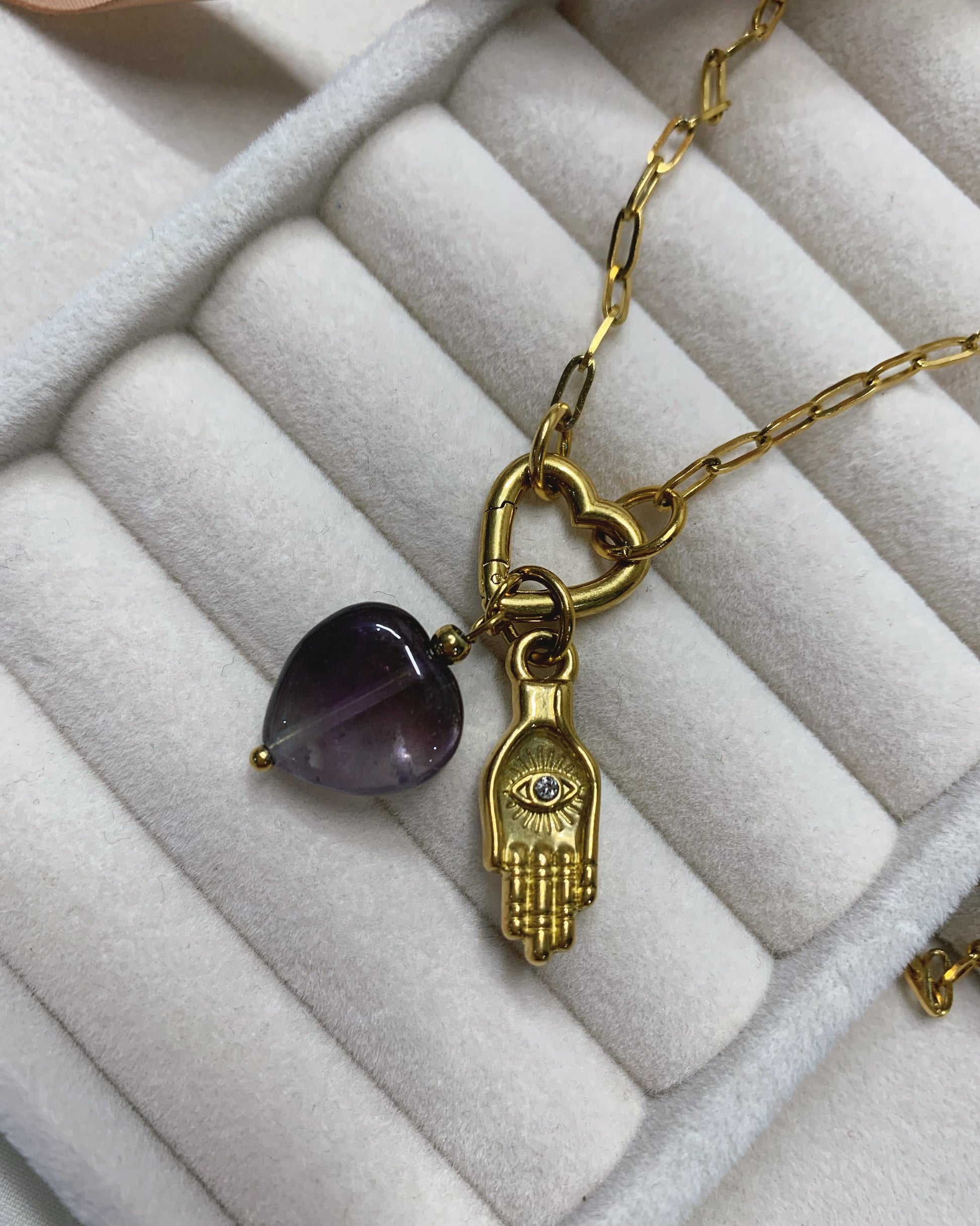 Collar de Sagrado Corazón y Mano de Hamsá - Richesse Jewels