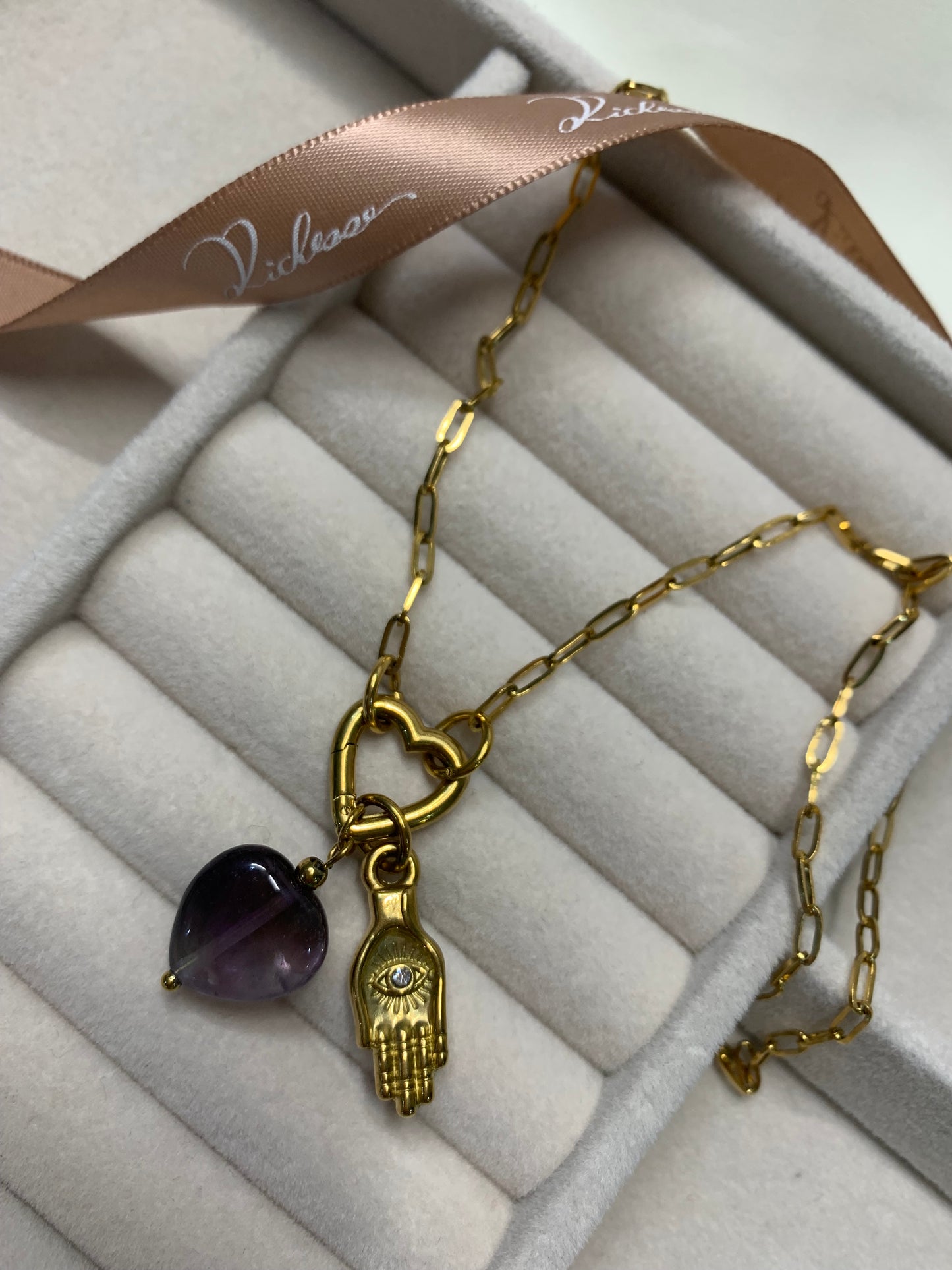 Collar de Sagrado Corazón y Mano de Hamsá - Richesse Jewels