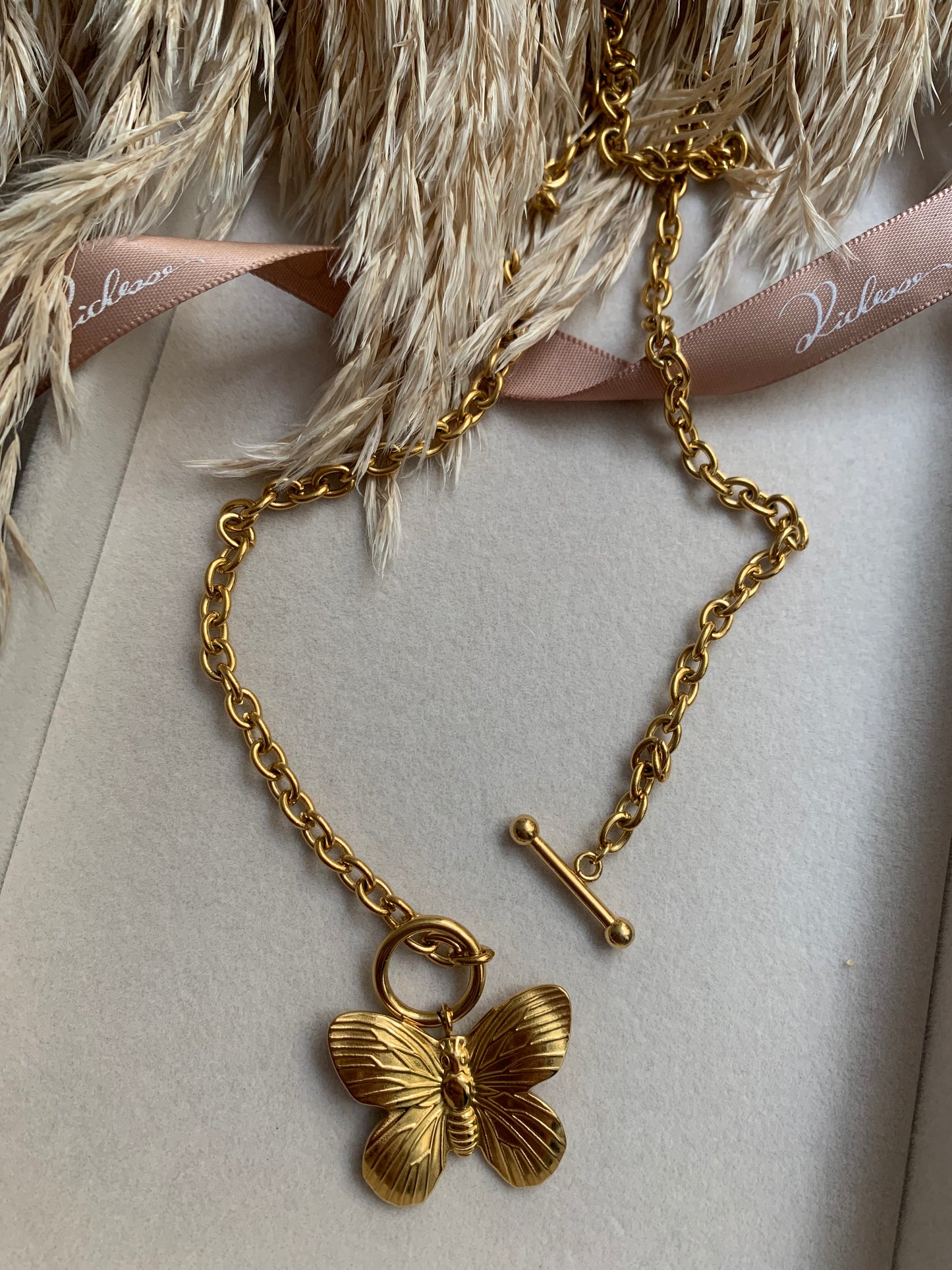 Collar de moda con mariposa OT. - Richesse Jewels