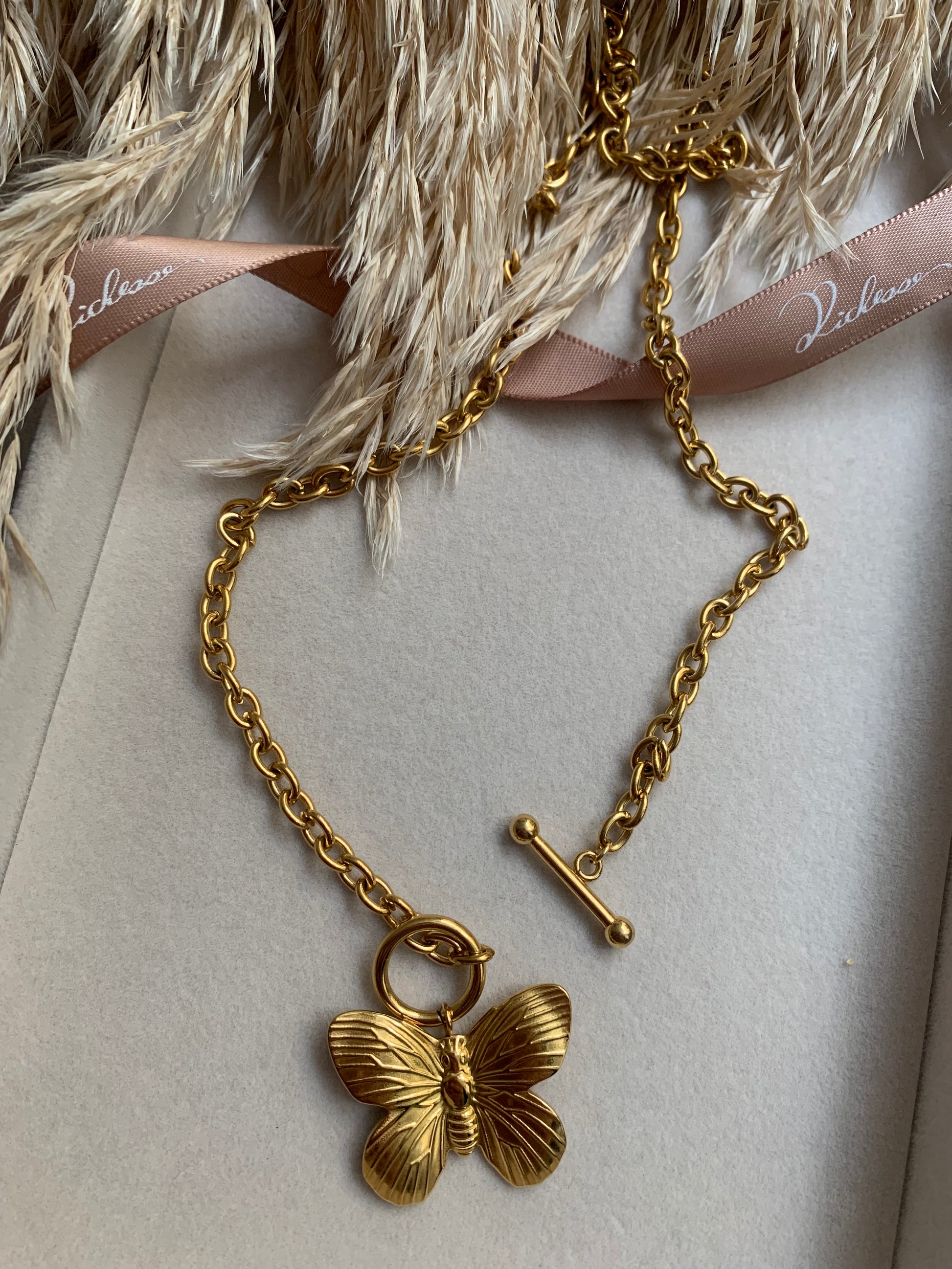 Collar de moda con mariposa OT. - Richesse Jewels