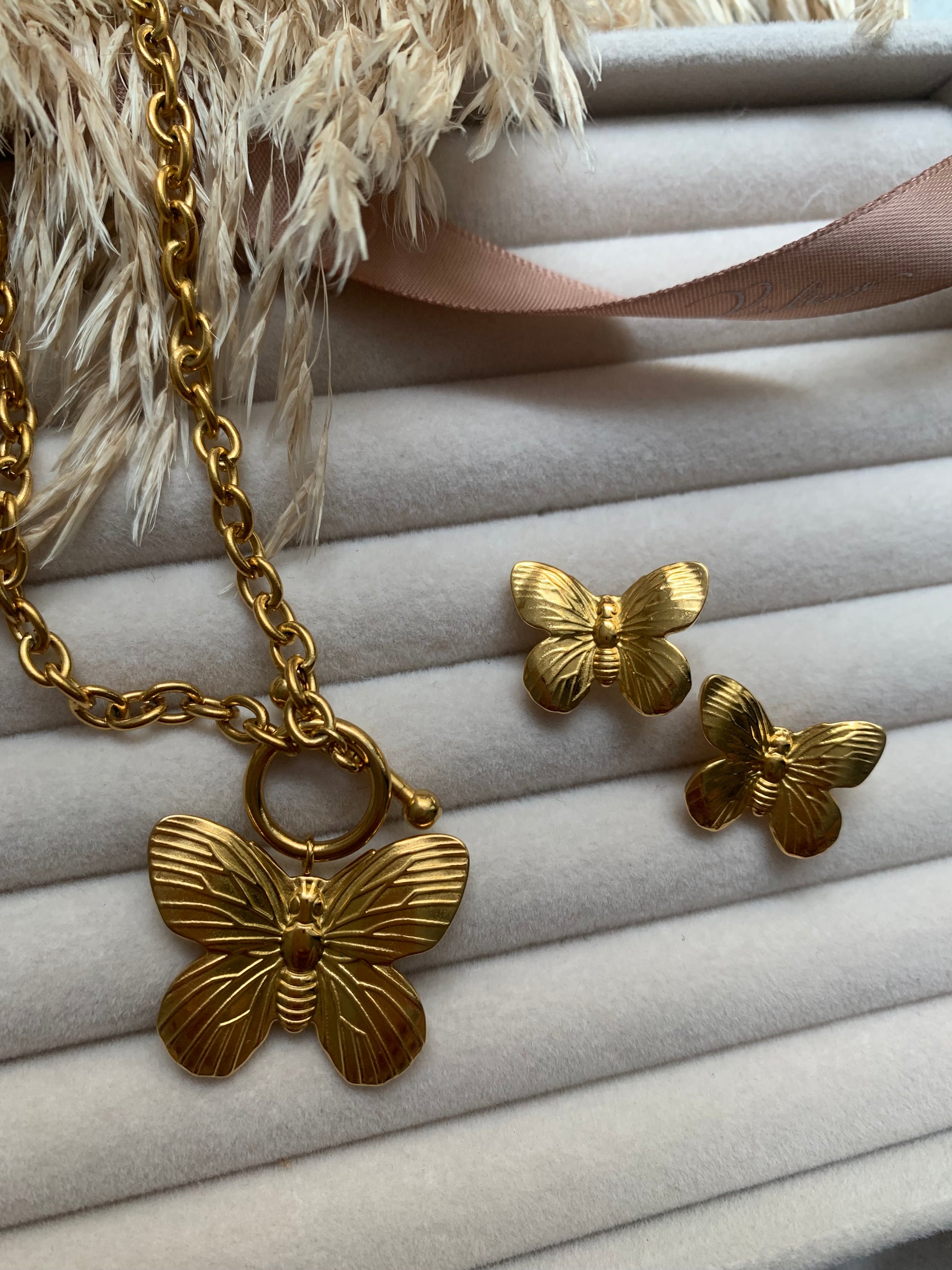 Collar de moda con mariposa OT. - Richesse Jewels