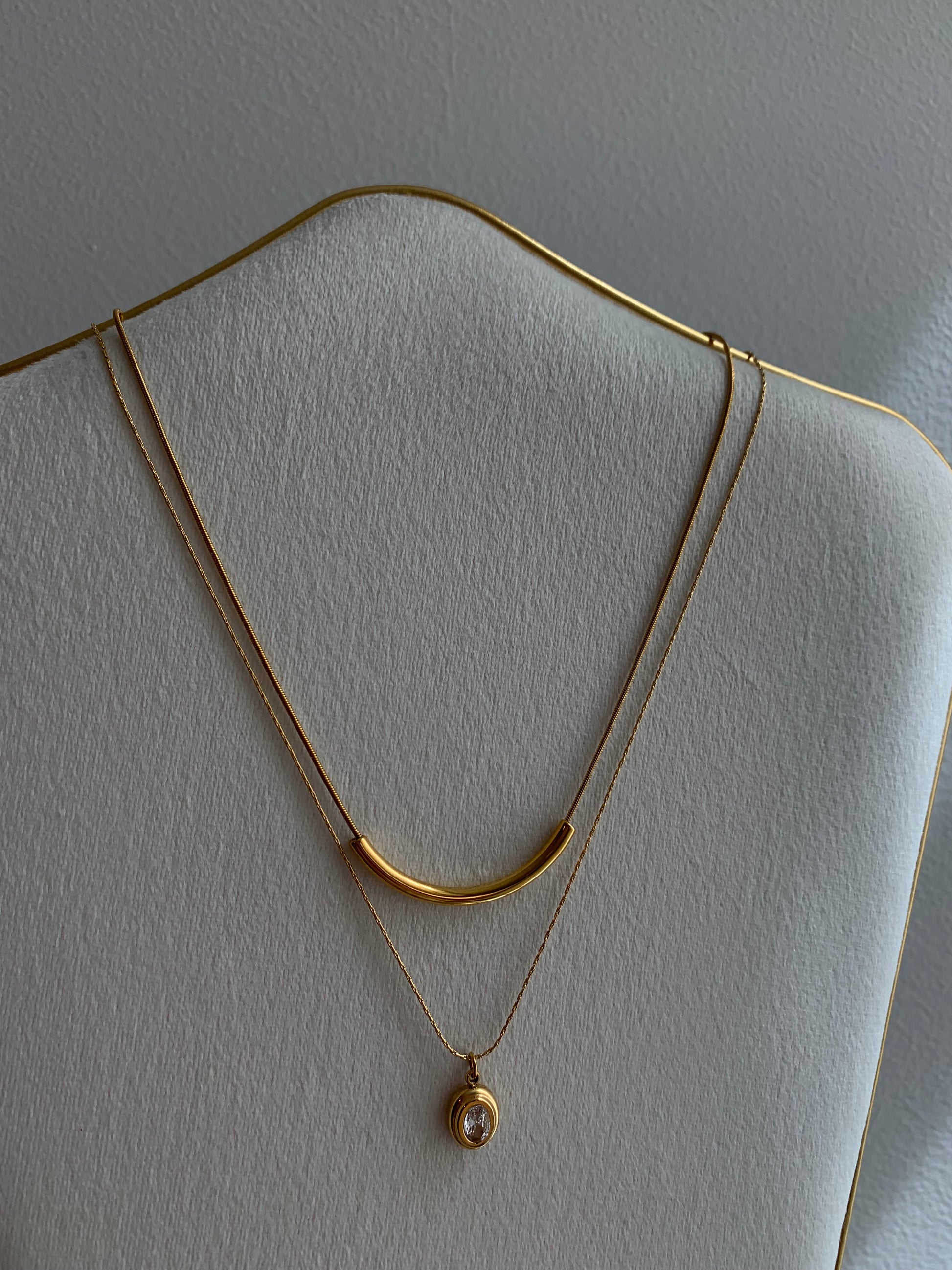 Collar de piedra preciosa ovalada blanca - Richesse Jewels