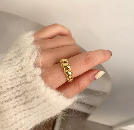 Twist design ring, minimalist and modern style